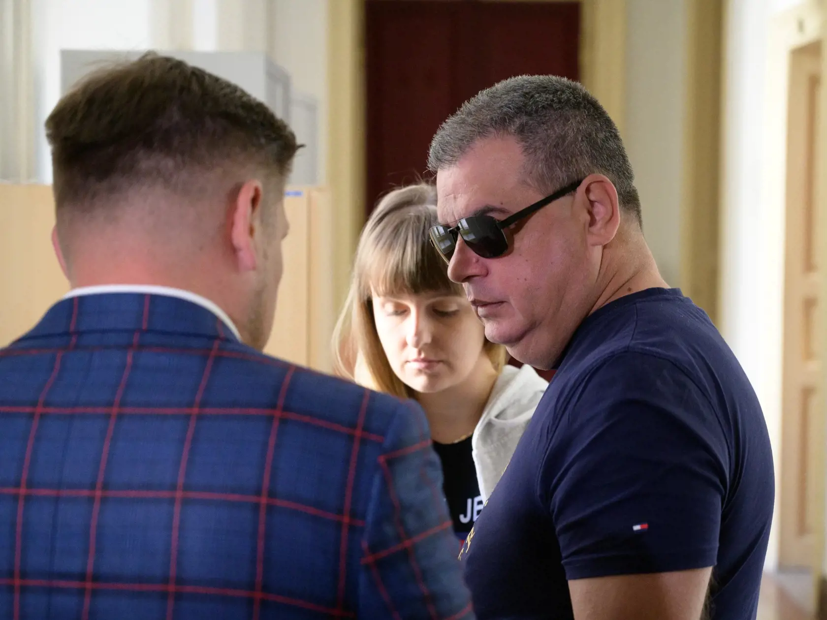 Na snímke obžalovaný majiteľ modelingovej agentúry Peter R. (vpravo) prichádza do pojednávacej siene na Okresnom súde v Nitre 19. mája 2022. Peter R. je obžalovaný z obzvlášť závažného zločinu sexuálneho zneužívania. Ide až o 44 skutkov a 25 poškodených. Tie vypovedajú aj ako svedkyne. Keď ich zneužil, niektoré aj opakovane, mali dvanásť až šestnásť rokov.