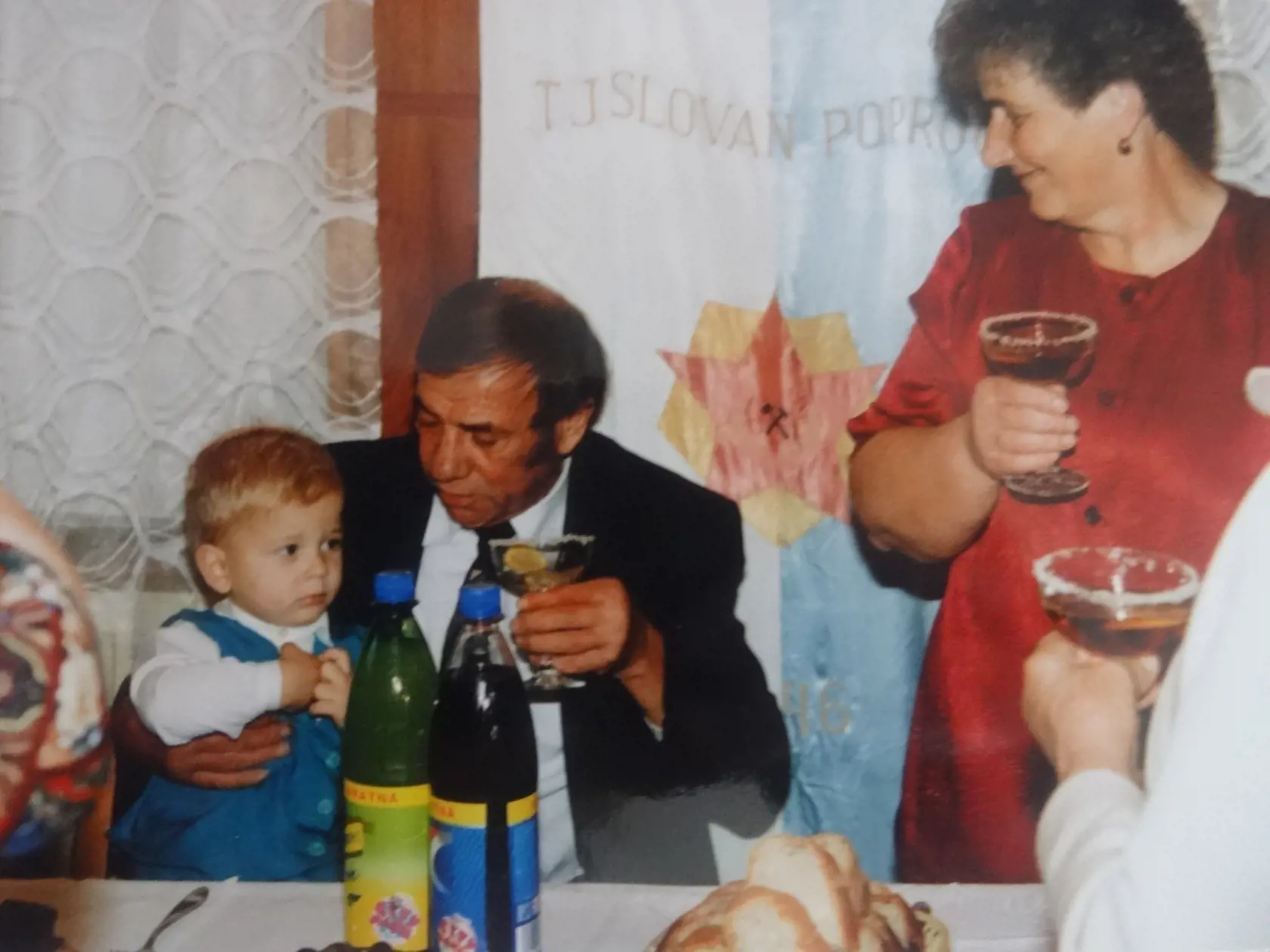 Starí rodičia s vnúčikom, ktorý bol ich láskou a milovaným slniečkom.