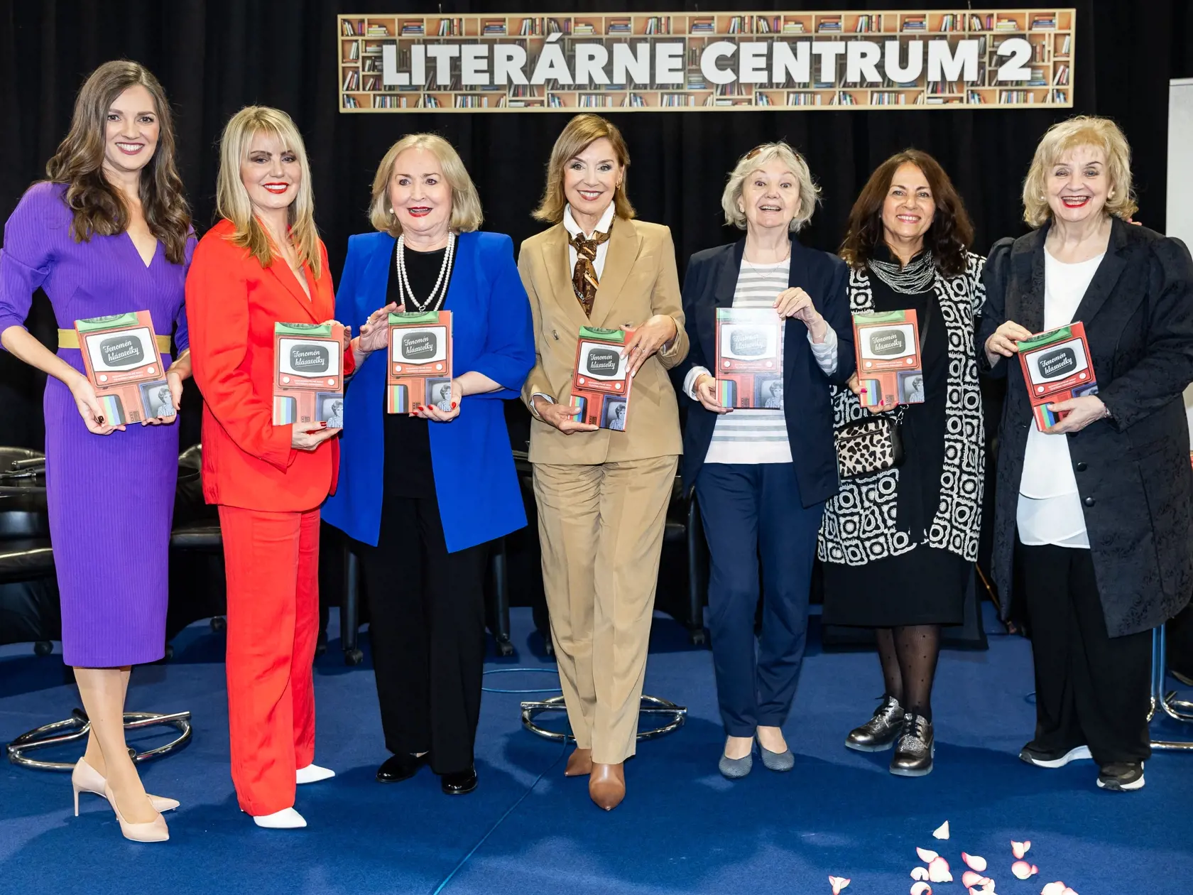 Krst knihy “Fenomén hlásateľky” v Bratislave.  Na snímke Hana Rapantová, Emma Tekelyová, Ada Straková, Alena Heribanová, Jana Hauserová, Silvia Lispuchová a Nora Beňačková.