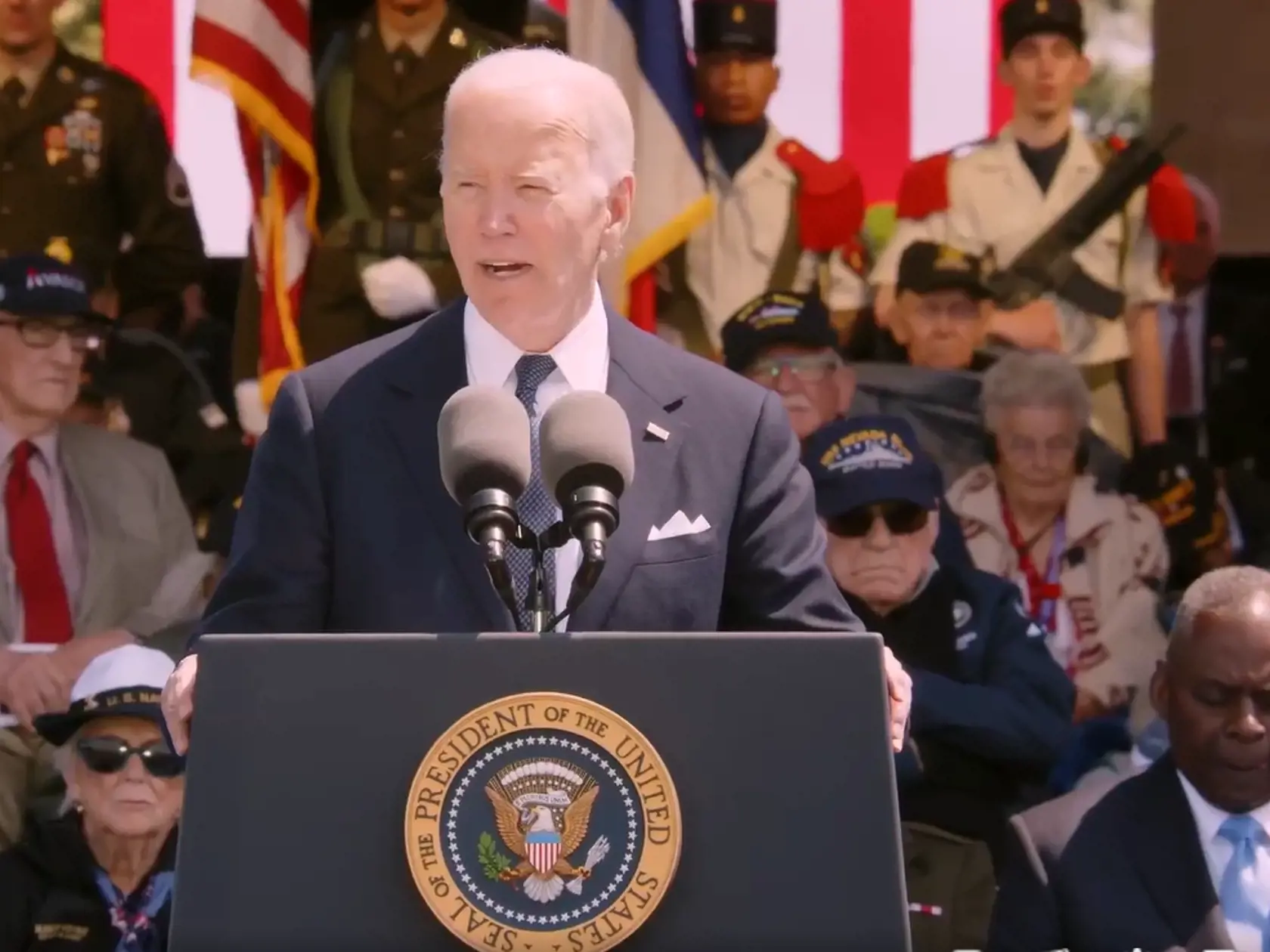 Americký prezident Joe Biden menovite vyzdvihol niekoľko veteránov, ktorí sa 80 rokov po vylodení v Deň D vrátili do Normandie. Na začiatku príhovoru na americkom cintoríne a pamätníku v Colleville-sur-Mer sa obrátil na veteránov, ktorí priamo sedeli na pódiu.