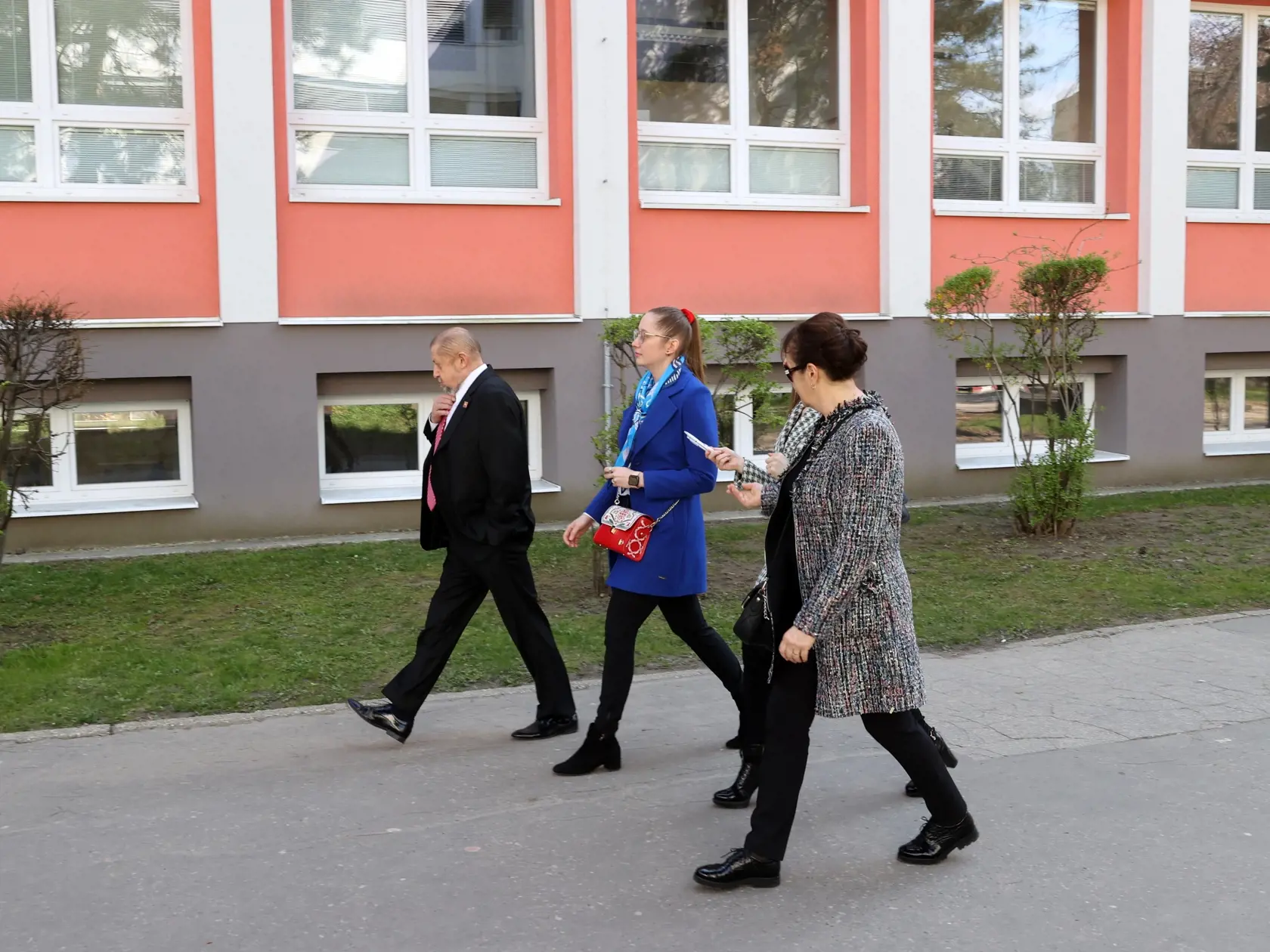 Na snímke je  kandidát na prezidenta Štefan Harabin s rodinou  pri volbách 2024.
