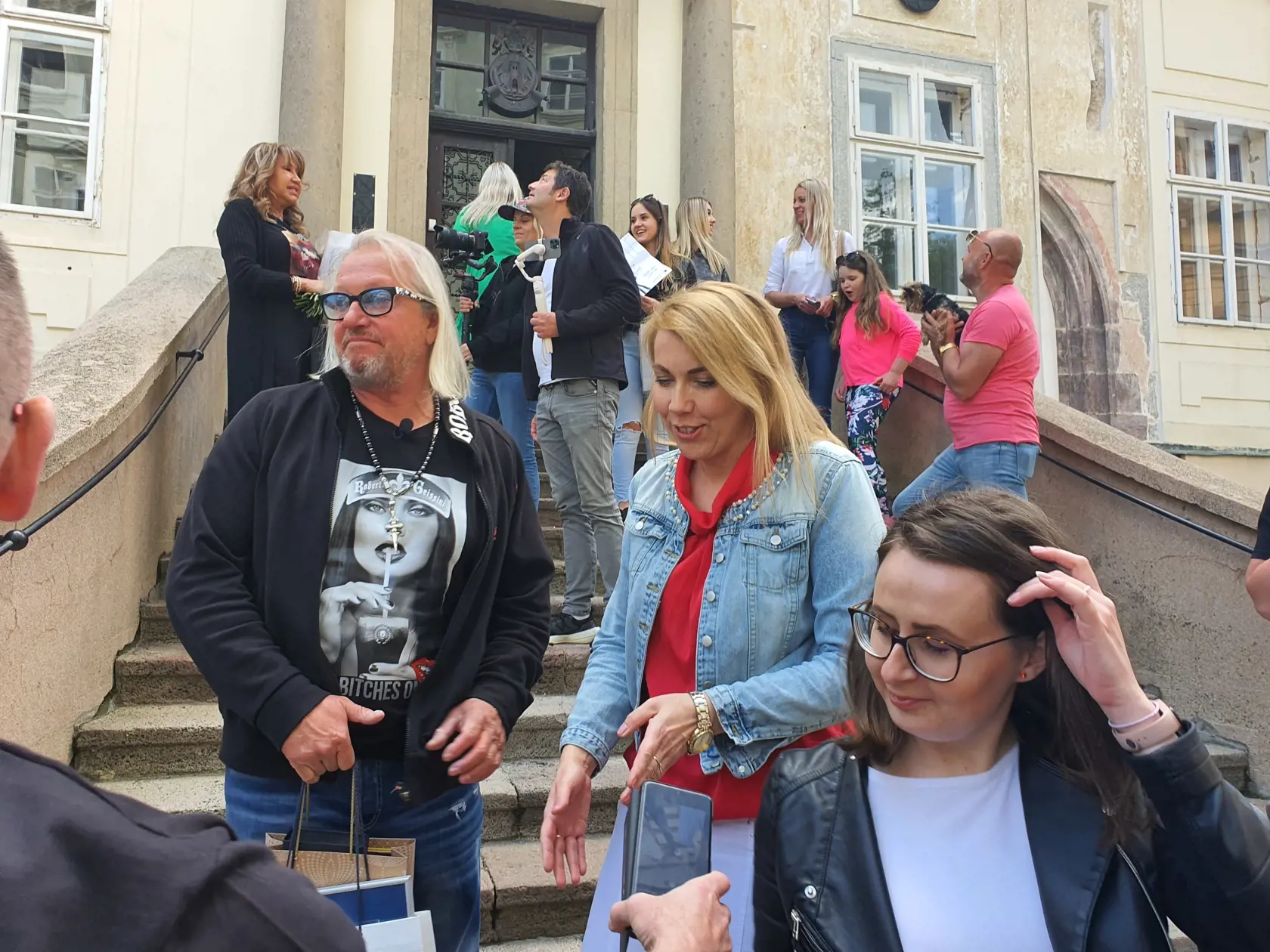 Od piatka už milionárska rodina stihla toho zažiť dosť. Večera s našimi politikmi či návšteva mesta, bratislavského hradu či hradu Devín. Nocovali v Pezinku na luxusnom zámku, zajazdili si na okruhu Slovakia Ring, či skúsili konský parkour.