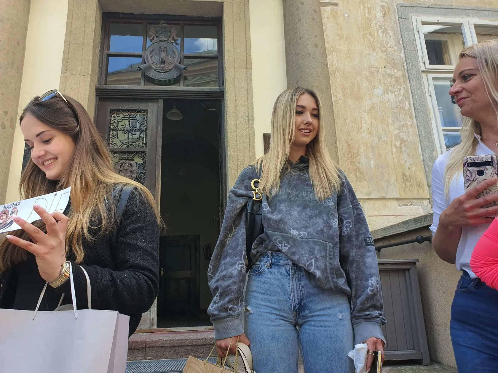 Pre fanúšikov však nastal šok, pretože v pondelok milionárska rodina do Banskej Štiavnice neprišla.