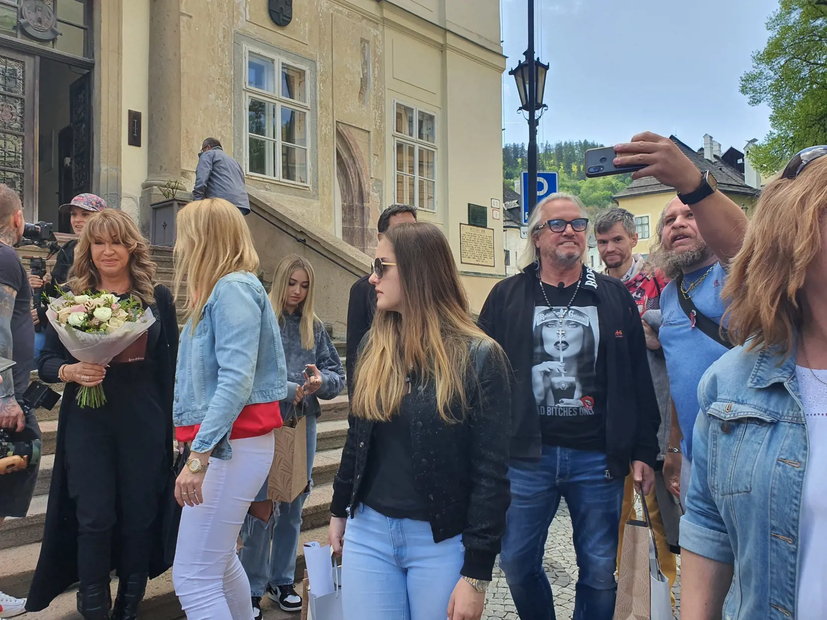 Dorazili až dnes (utorok) krátko pred jednou hodinou. Boli sa pozrieť na mestský úrad a aktuálne sa premiestňujú do Banky lásky.