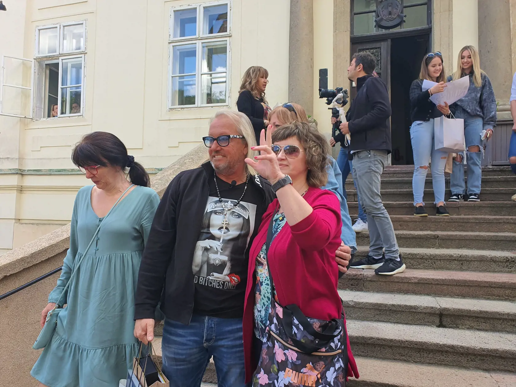 Fanúšikovia ich v pondelok pred hotelom čakali niekoľko hodín a neskôr sa presunuli pred reštauráciu, kde mala mať rodina súkromnú večeru.