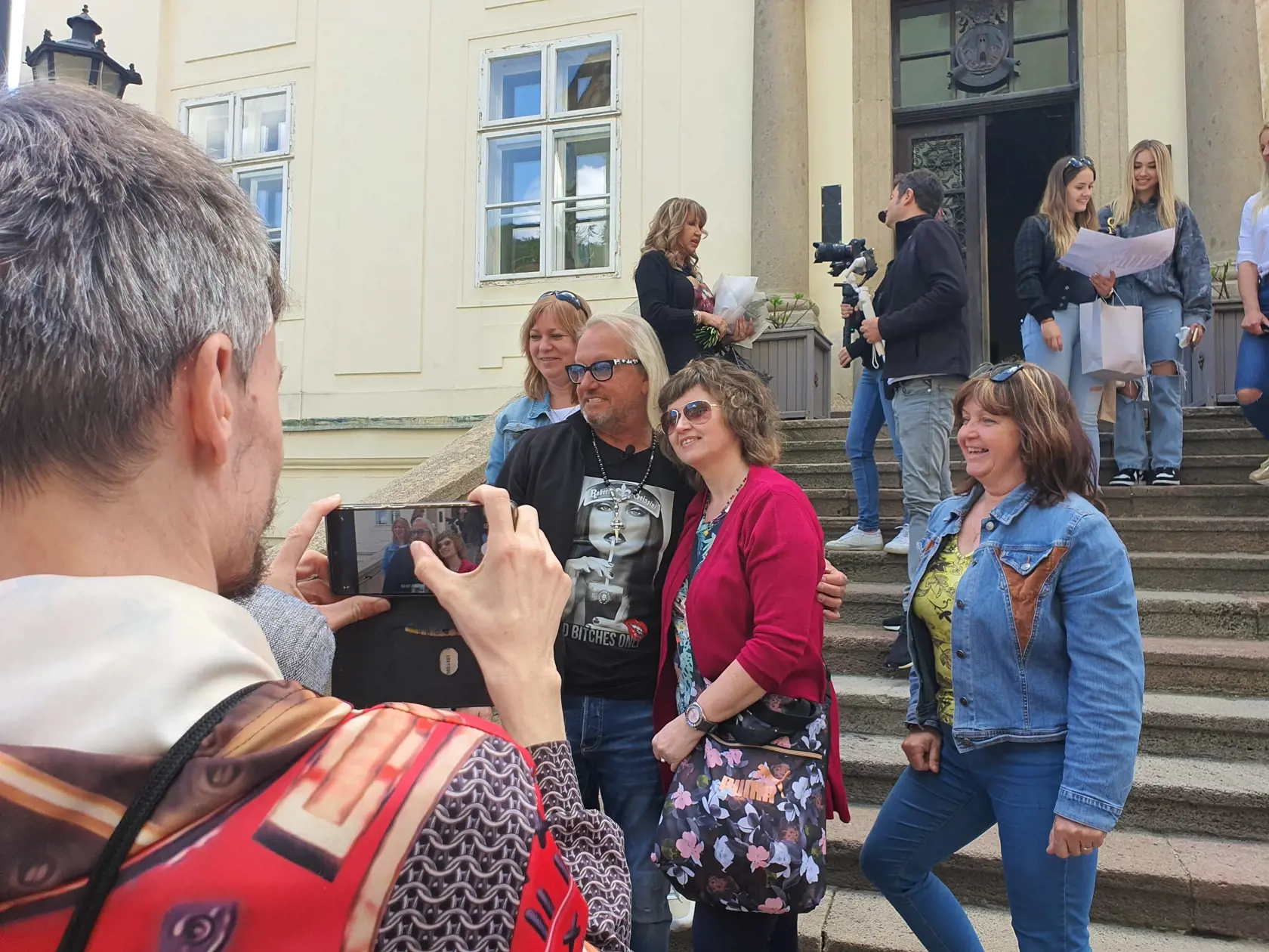 Ľudia ich vítali s veľkým nadšením a a milionárska rodina sa ochotne s každým fotila, hoci vyzerali riadne unavene.