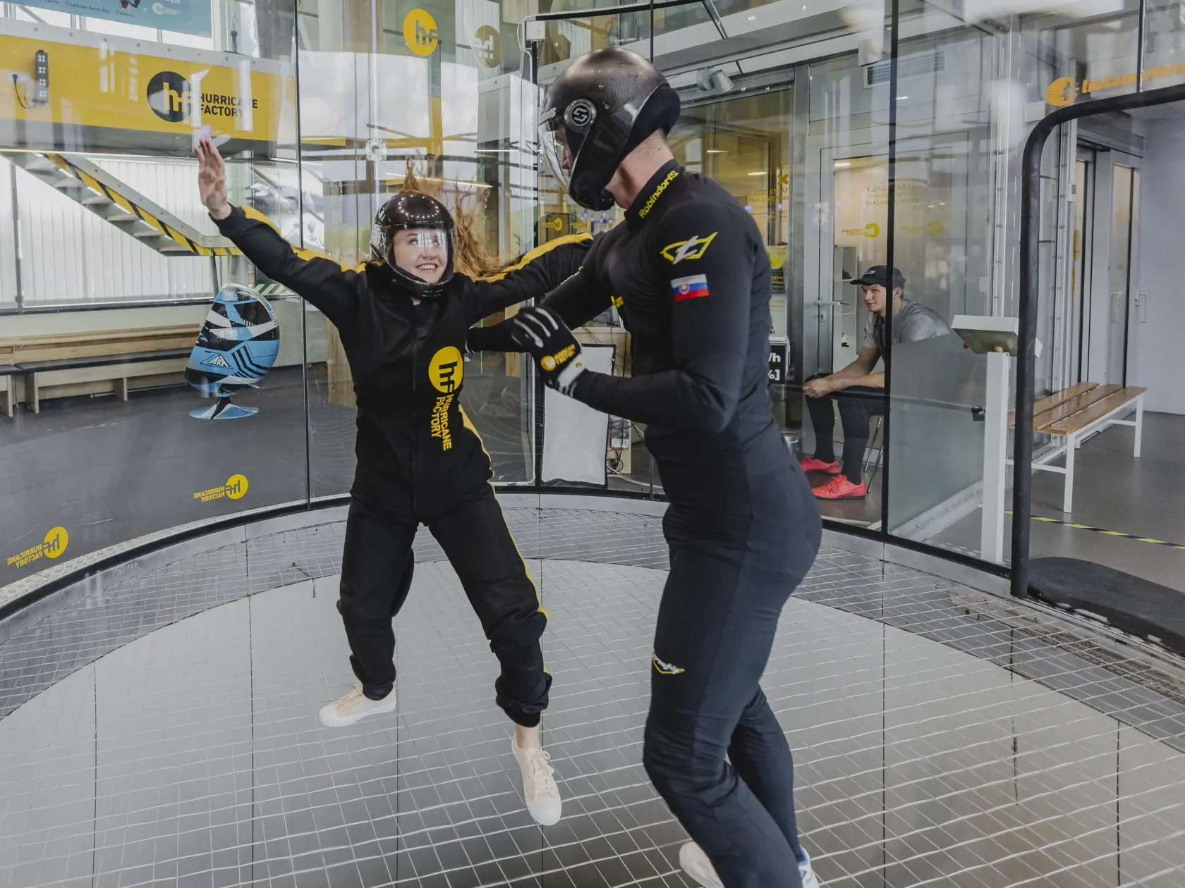 Nemecká milionárska rodina Geissenovcov navštívila v rámci svojho pobytu na Slovensku aj jediný veterný tunel na Slovensku s rýchlosťou vetra až 270 km/h, ktorý sa nachádza v Liptovskom Mikuláši. Spoločnosť im robil Minister hospodárstva Richard Sulík.