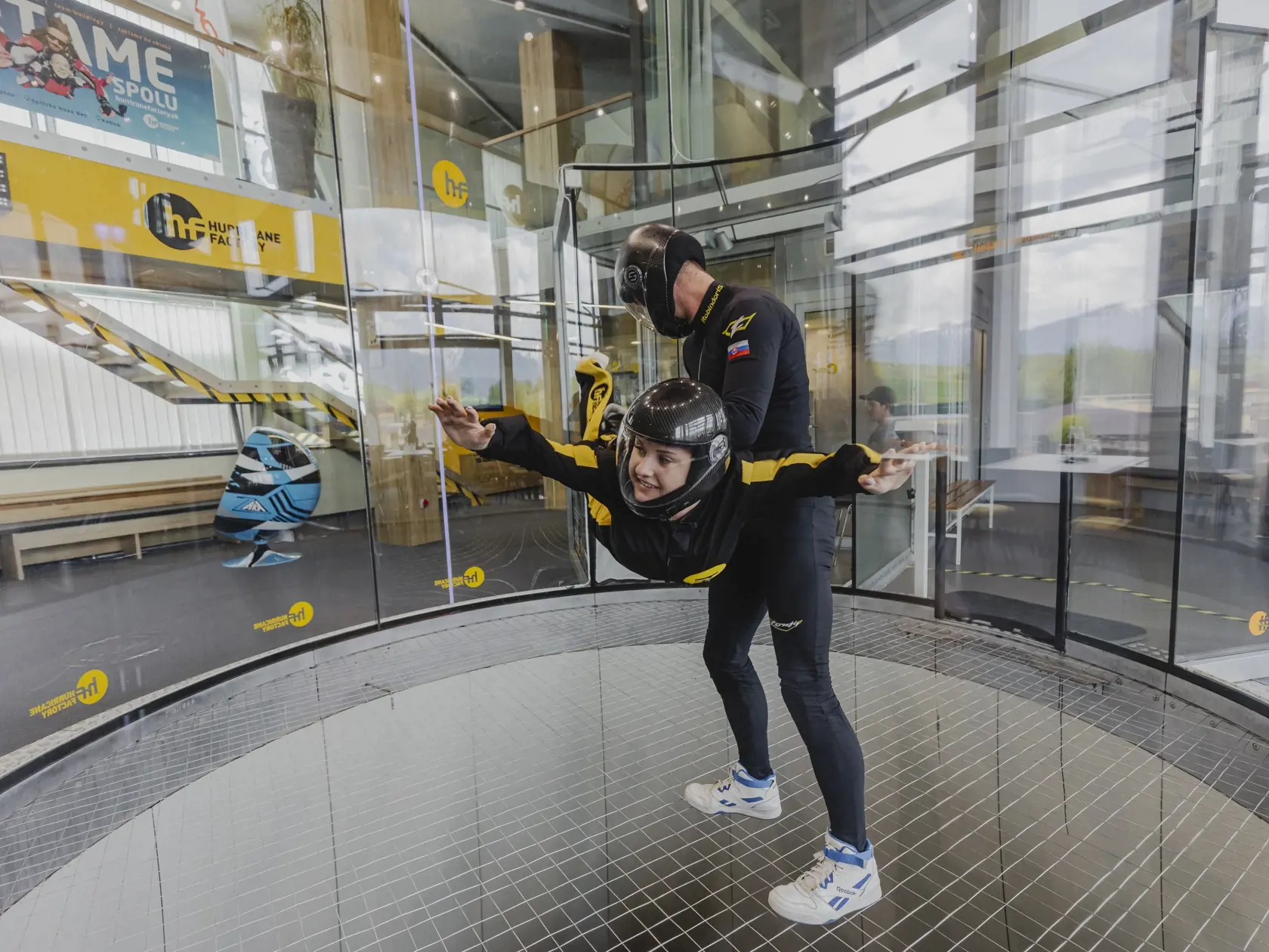 Nemecká milionárska rodina Geissenovcov navštívila v rámci svojho pobytu na Slovensku aj jediný veterný tunel na Slovensku s rýchlosťou vetra až 270 km/h, ktorý sa nachádza v Liptovskom Mikuláši. Spoločnosť im robil Minister hospodárstva Richard Sulík.