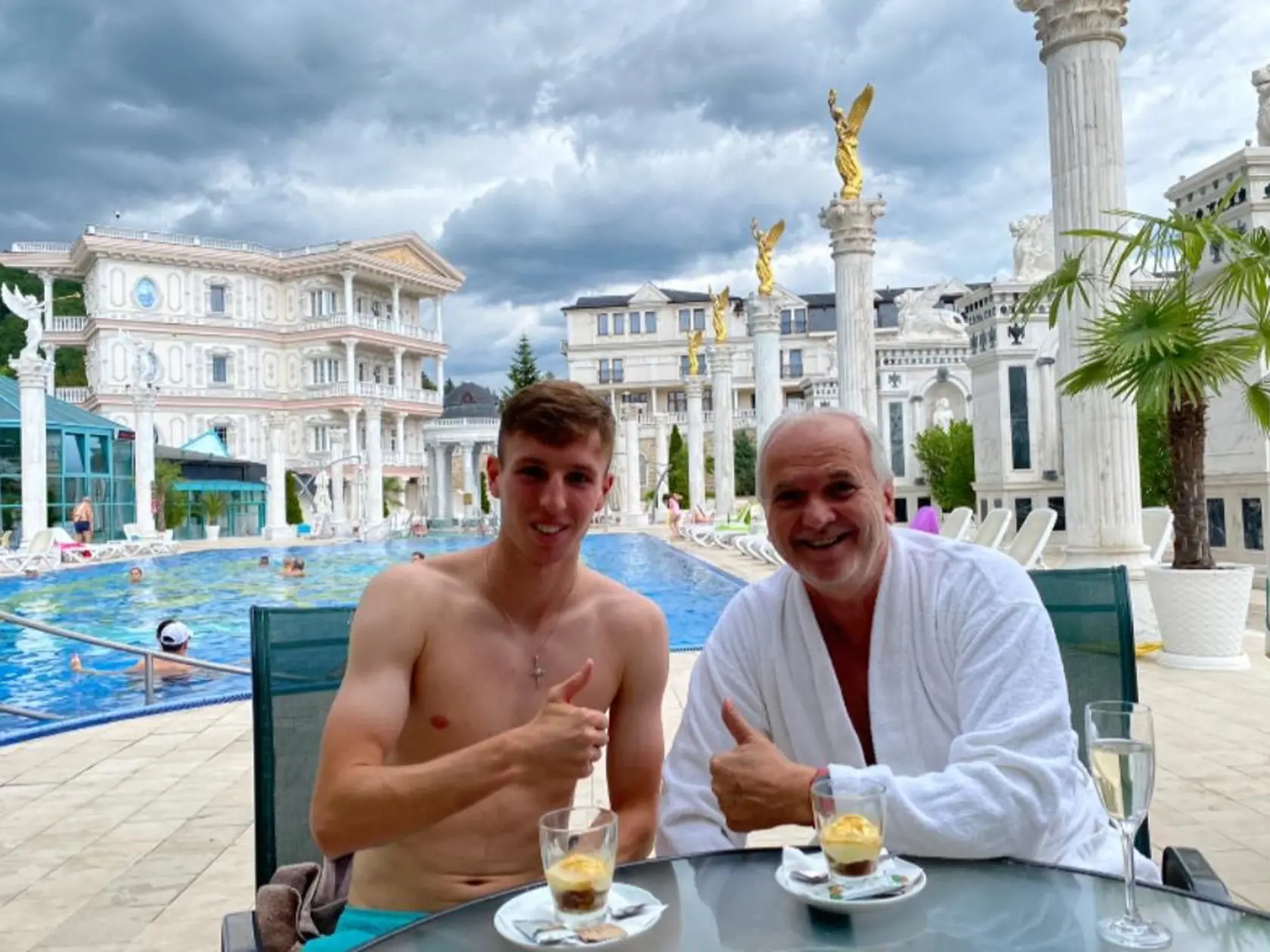 V kúpeľoch si podávajú kľučky známe osobnosti. V čase pobytu Geissenovcov sa tu rekreoval aj futbalista Filip Mráz, na zábere s manažérom kúpeľov Jozefom Korbelom.