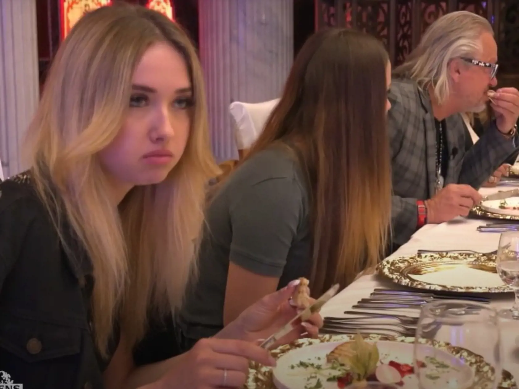 A hoc sa Geissovci prezentujú ako labužníci a veľký cestovatelia, 9-chodové menu im spôsobí obrovské problémy. Foie gras, hovädzie líčka, jahňacina a kozí syr, nič z toho milionárom pri stole nezavoňalo.
