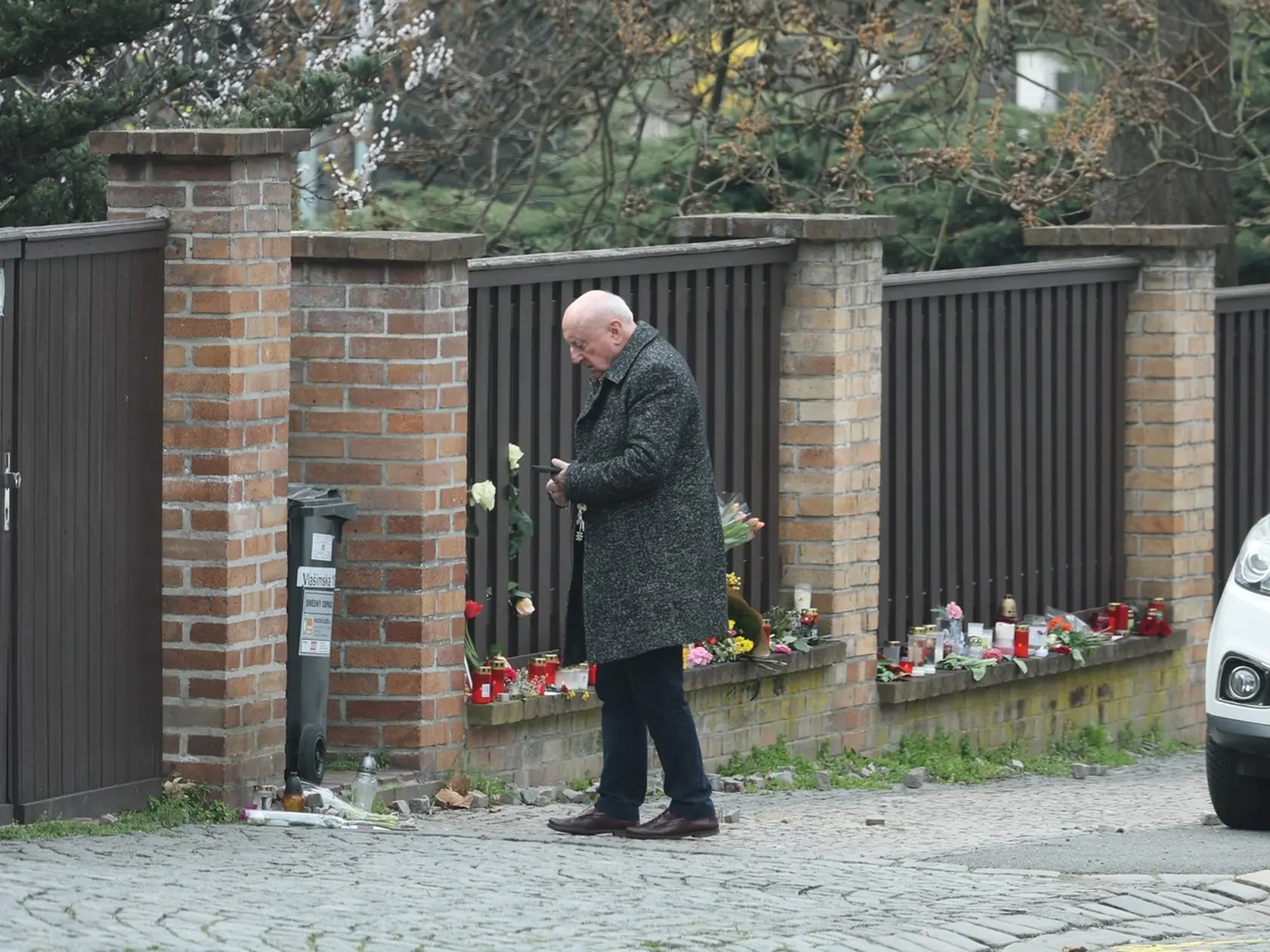 Pred domom manželov Dády a Felixa Slováčkovcov vytvorili ľudia pietne miesto na počesť ich zosnulej dcéry Aničky (†29).