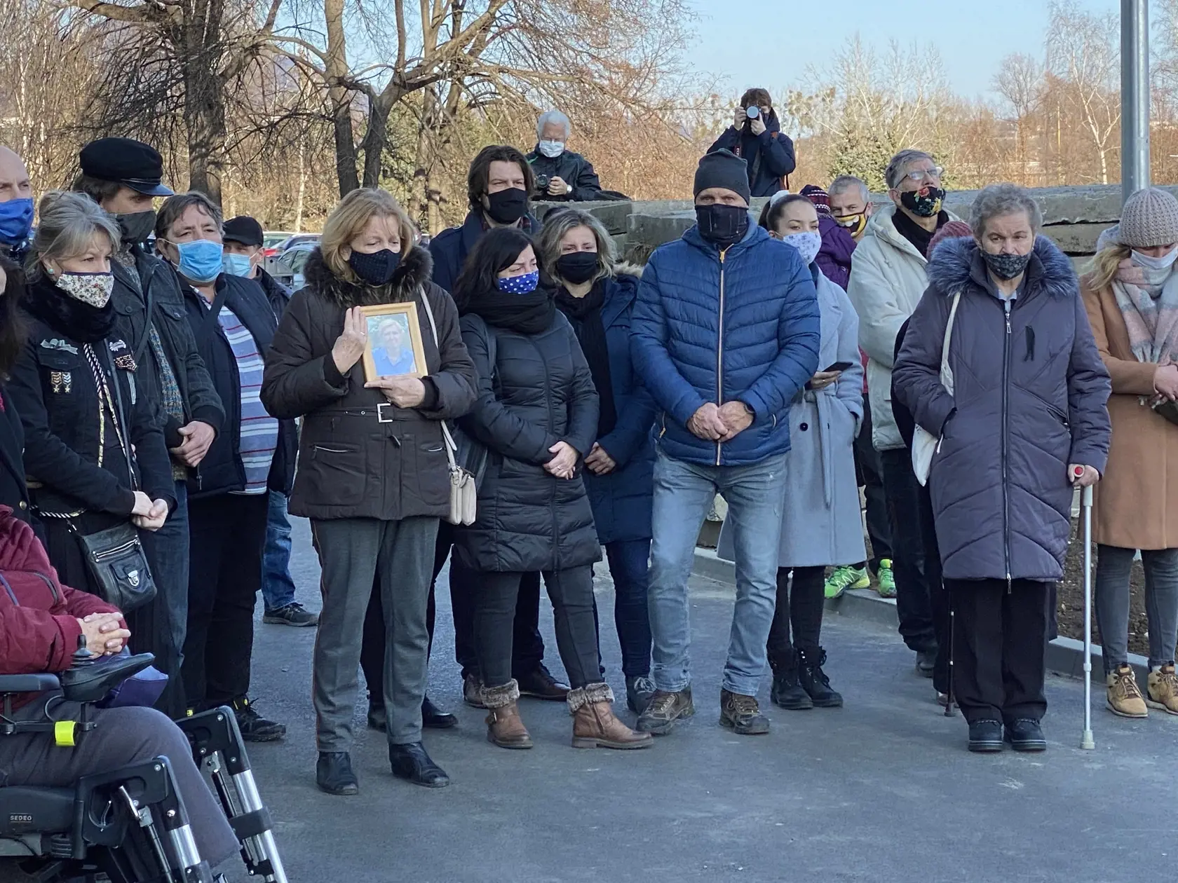 Bývalí obyvatelia Mukačevskej 7 a príbuzní zosnulých prišli pred rokom na pietnu spomienku, ktorá začala minútou ticha. Presne o 12:12, teda v čase výbuchu pred rokom, zazneli zvony na neďalekom kostole Kráľovnej Pokoja.