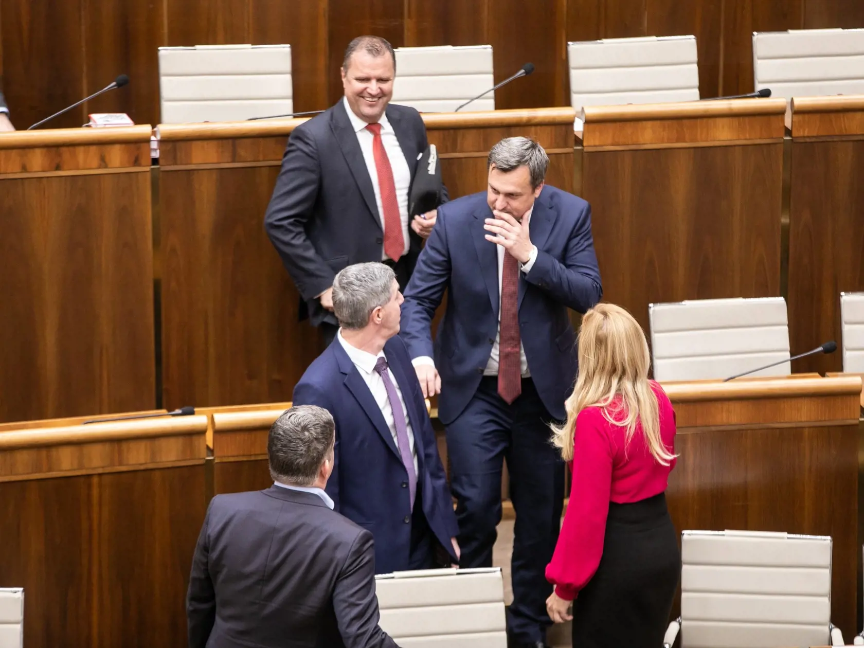 Odvolávanie ministra dopravy Árpáda Érseka sa pre neschopnosť parlamentu uznášať sa, presunulo zo štvrtka na piatok.