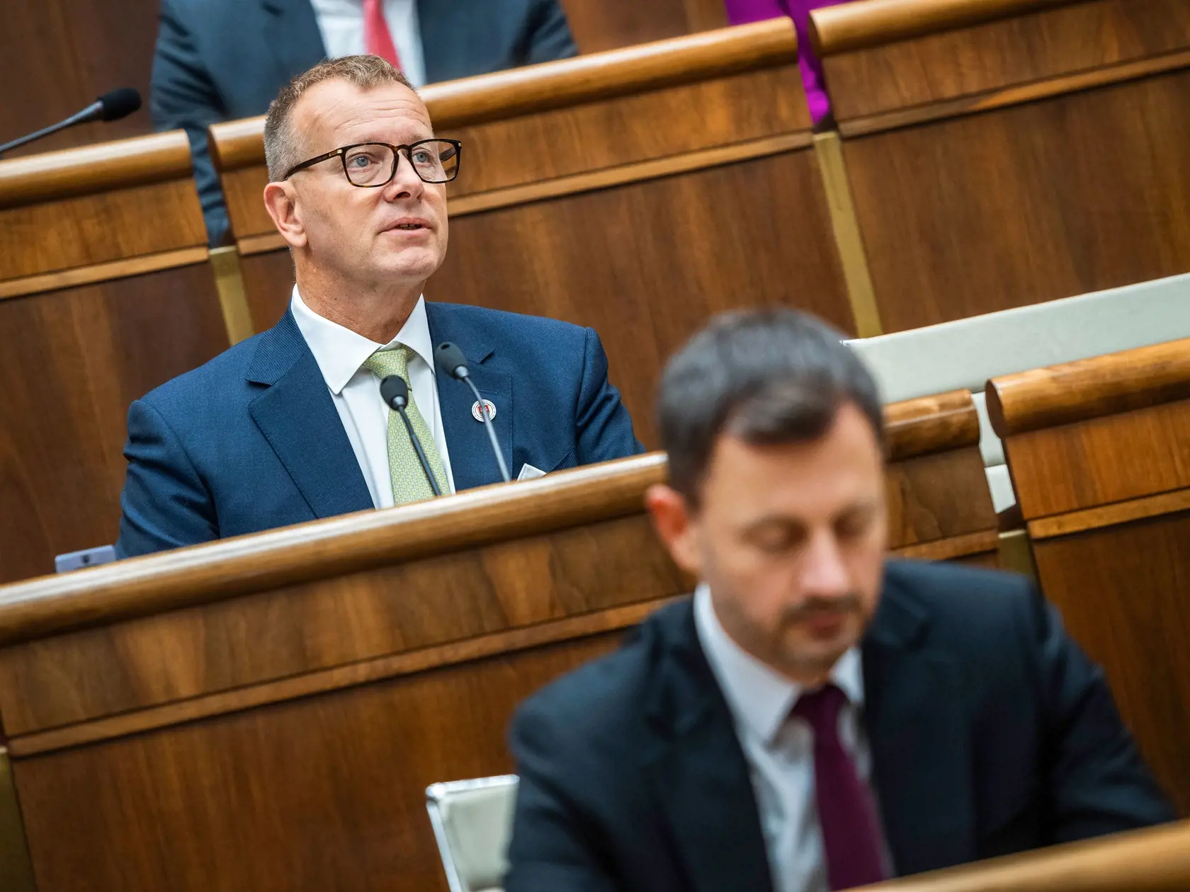 Dosluhujúci premiér Eduard Heger sa do parlamentu vráti ako poslanec.