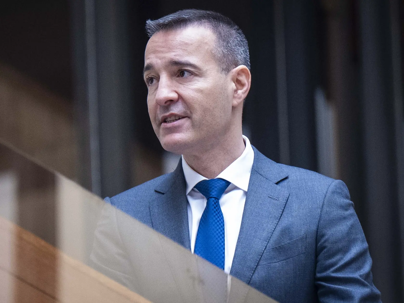 Na snímke minister školstva, výskumu, vývoja a mládeže SR Tomáš Drucker (HLAS-SD) prichádza na 83. zasadnutie Vlády SR v Bratislave v stredu 2. apríla 2025.