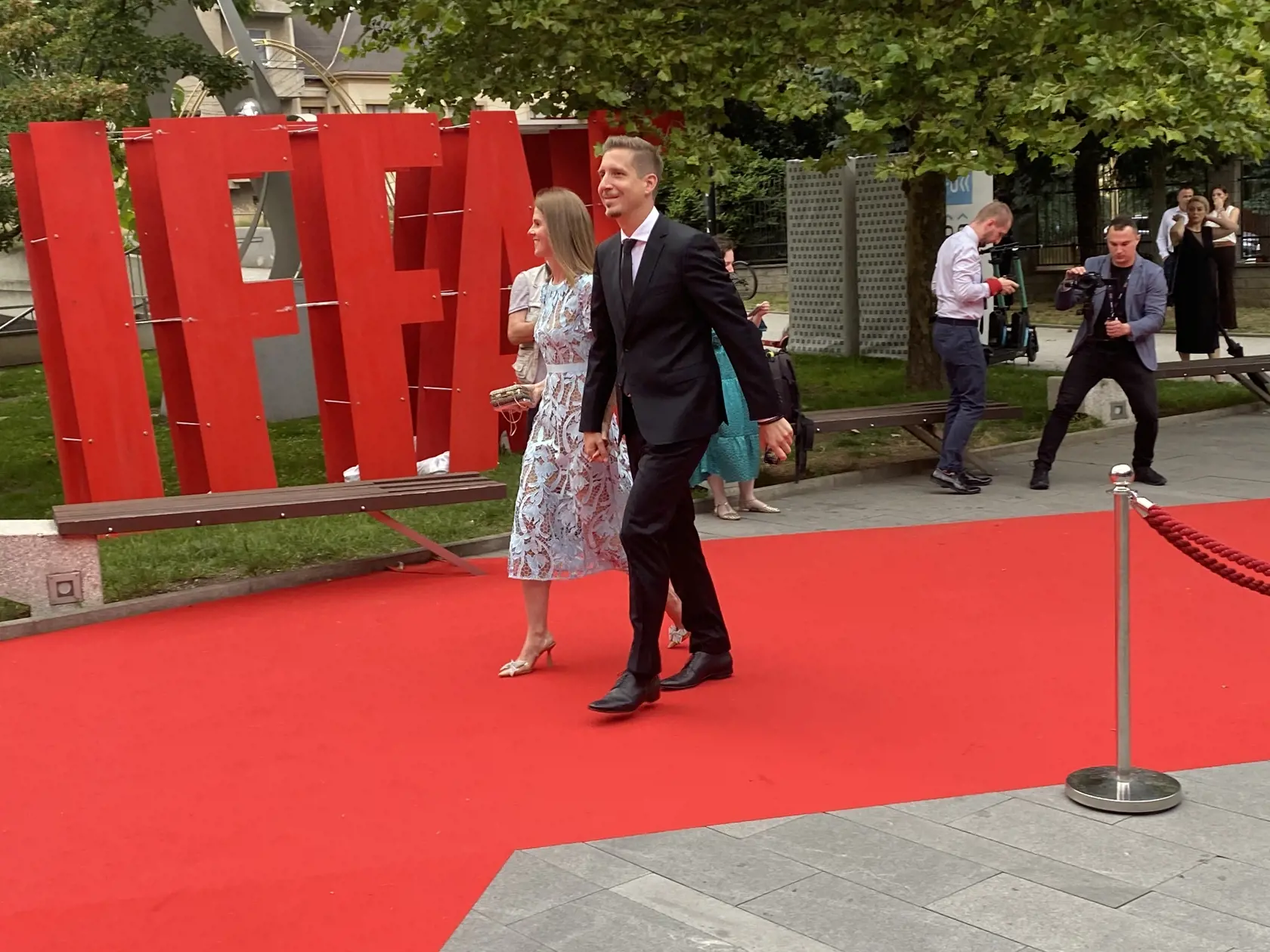 Príchod hostí na záverečný ceremoniál 30. ročníka medzinárodného festivalu Art Film Košice, na ktorom odovzdali ceny držiteľom honorárnych ocenení - Sergejovi Loznicovi, Antónii Liškovej a Marošovi Kramárovi a vyhlásili víťazov jednotlivých súťaží.