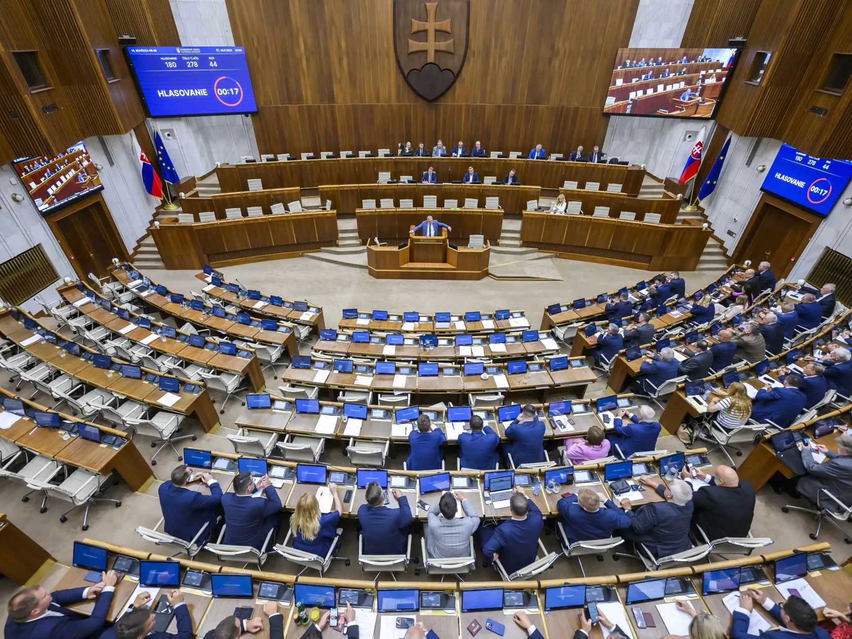 Na snímke prázdne lavice opozičných poslancov počas hlasovania o zákone o STVR na  15. schôdzi parlamentu v Bratislave vo štvrtok 20. júna 2024. FOTO TASR - Jaroslav Novák   