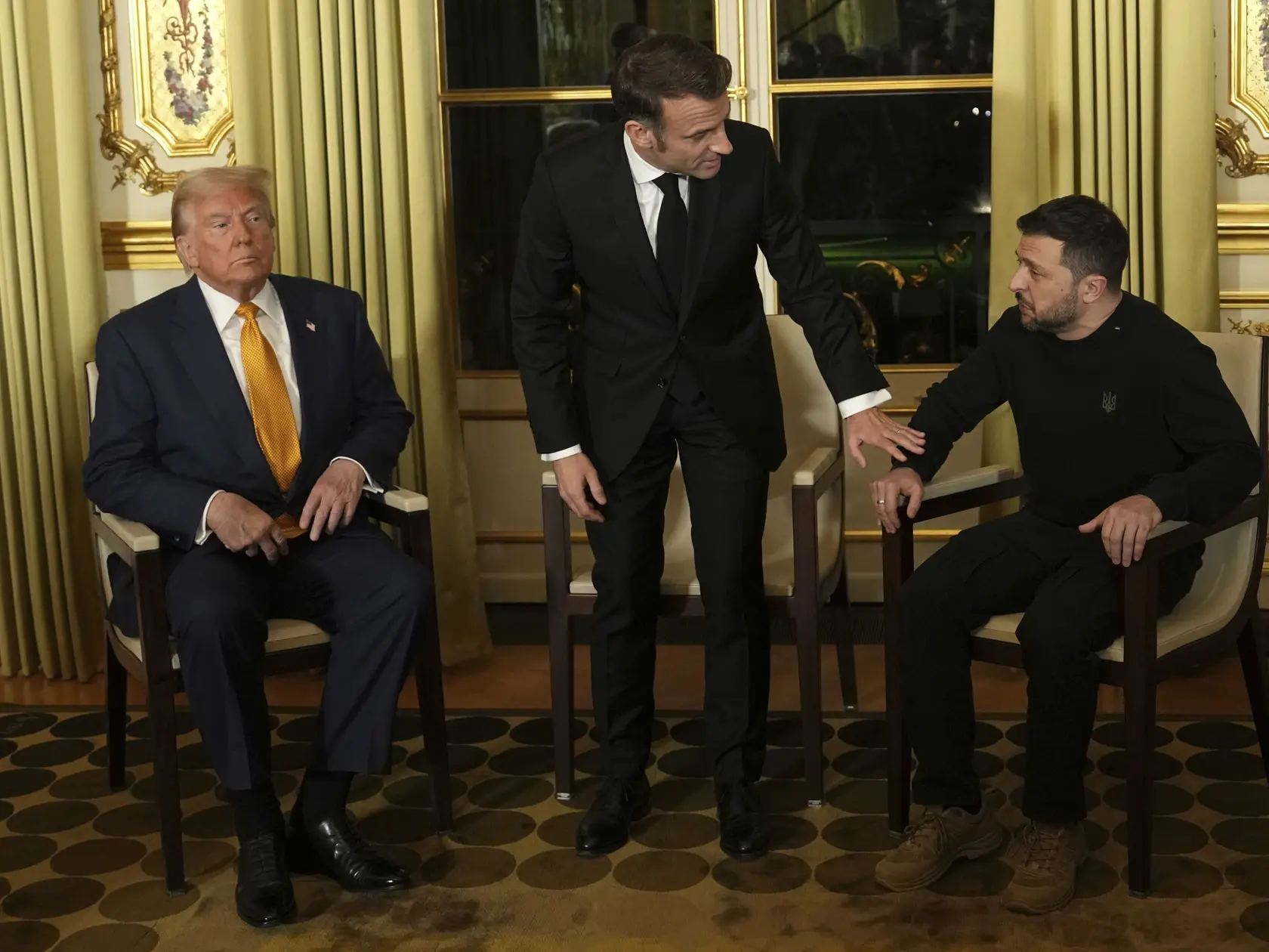 Trump sa usiluje uzavrieť dohodu v rámci svojho úsilia o ukončenie vojny na Ukrajine a ako kompenzáciu za vojenskú a finančnú pomoc, ktorú Kyjevu poskytol v boji proti ruskej invázii jeho predchodca exprezident Joe Biden.