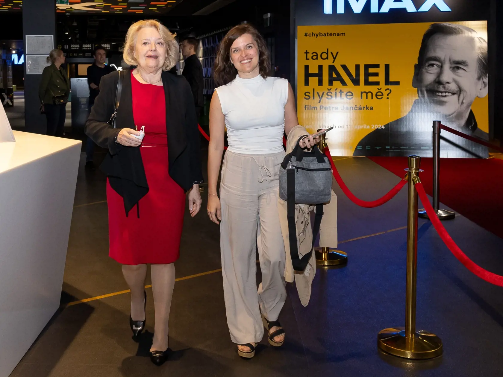 Tady Havel, slyšíte mě? Bratislavská premiéra filmu o poslednom prezidentovi Česko - Slovenska v bratislavskom nákupnom centre Bory Mall. Na snímke je Magdaléna Vášáryová a Hana Lasicová.