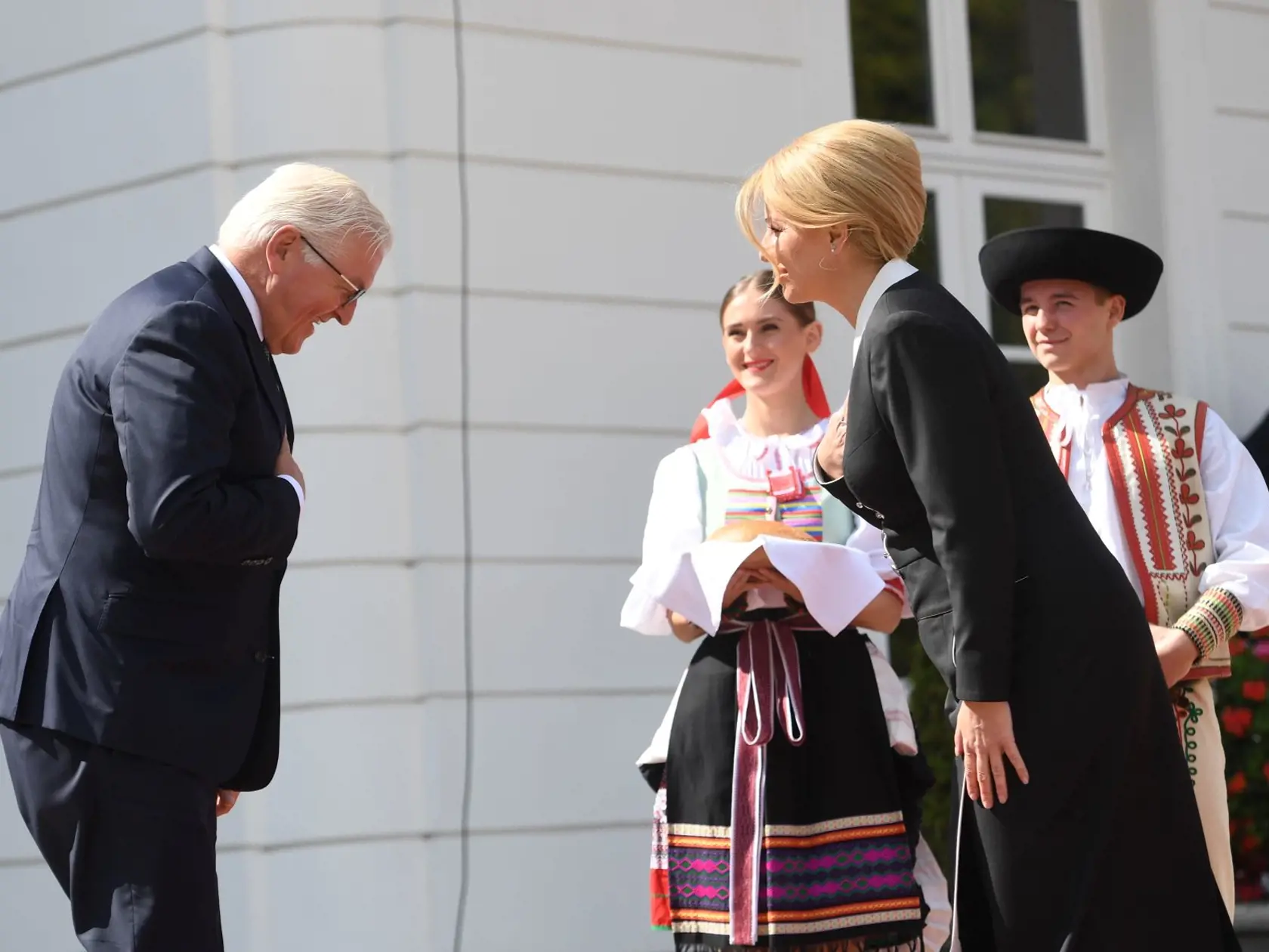 Na snímke vpravo nemecký prezident Frank-Walter Steinmeier a vľavo prezidentka SR Zuzana Čaputová počas uvítacieho ceremoniálu 2. septembra 2021 v Bratislave. FOTO TASR – Martin Baumann