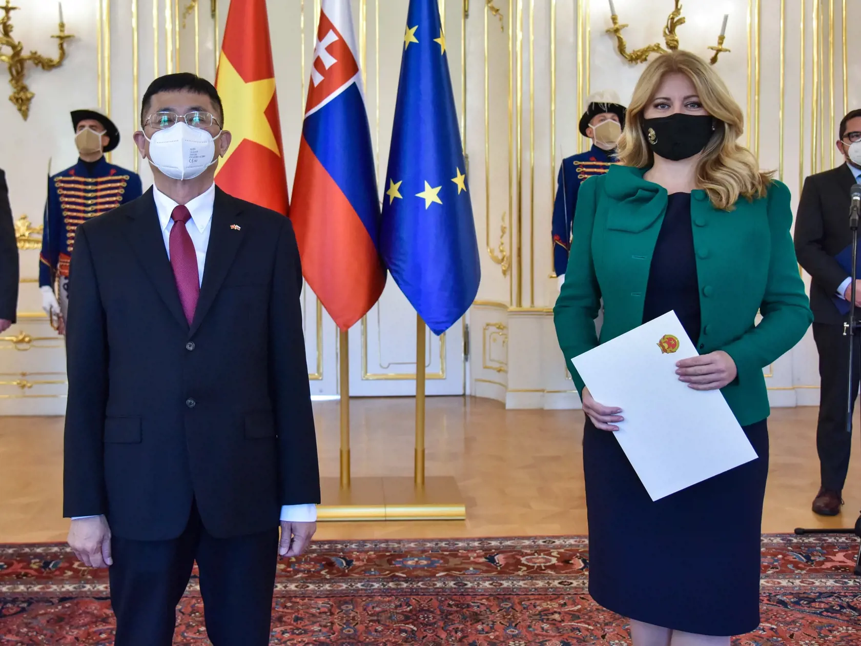 Na snímke mimoriadny a splnomocnený veľvyslanec Vietnamskej socialistickej republiky so sídlom v Bratislave Nguyen Tuan (vľavo) počas prevzatia poverovacích listín prezidentkou SR Zuzanou Čaputovou (vpravo) v Prezidentskom paláci 9. septembra 2021 v Bratislave. FOTO TASR - Pavol Zachar