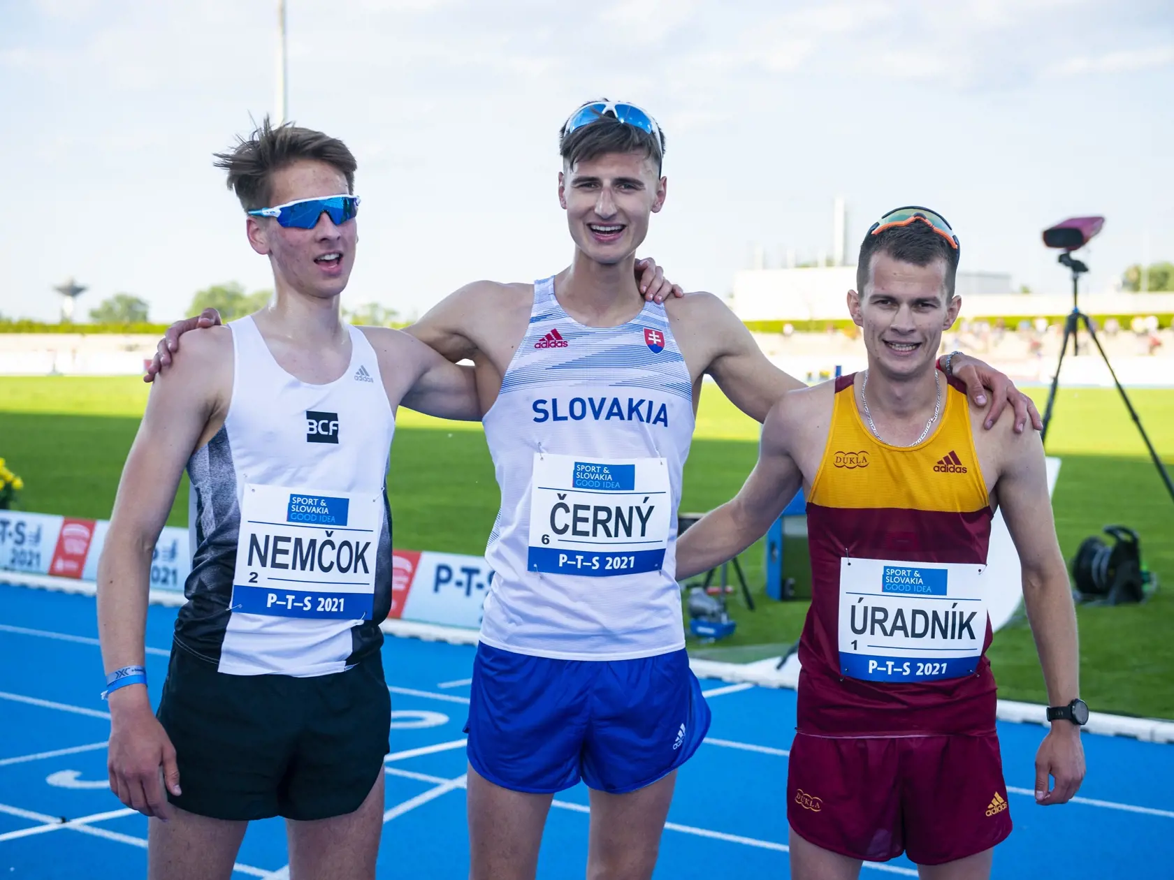 Na snímke slovenskí atléti, zľava Patrik Nemčok, Dominik Černý a Miroslav Úradník po finále chôdze na 3000 m na atletickom mítingu P-T-S v Šamoríne 2. júna 2021. FOTO TASR - Jakub Kotian
