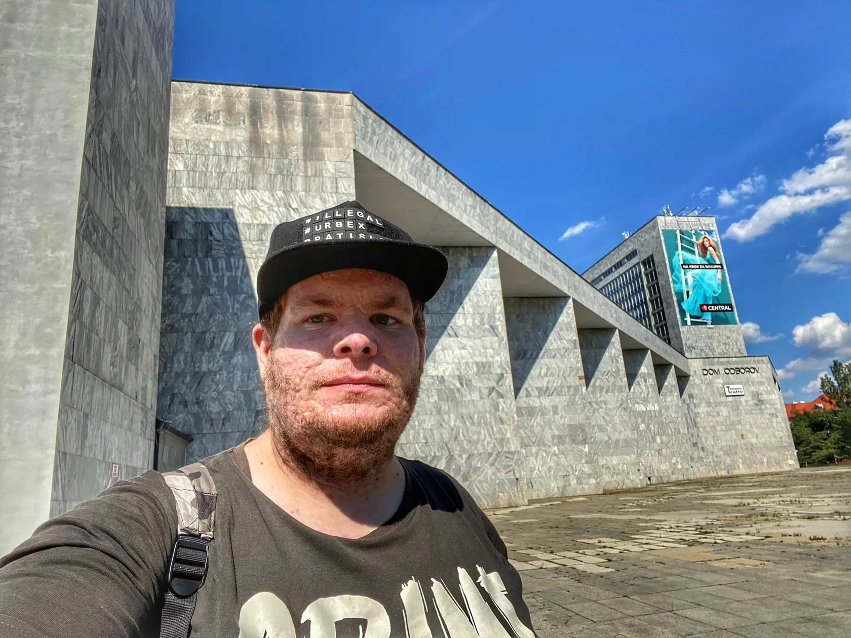 Marcelito Rečinský, ktorý sa venuje urbexu, teda skúmaniu a natáčaniu opustených budov, prebádal aj Dom odborov Istropolis.