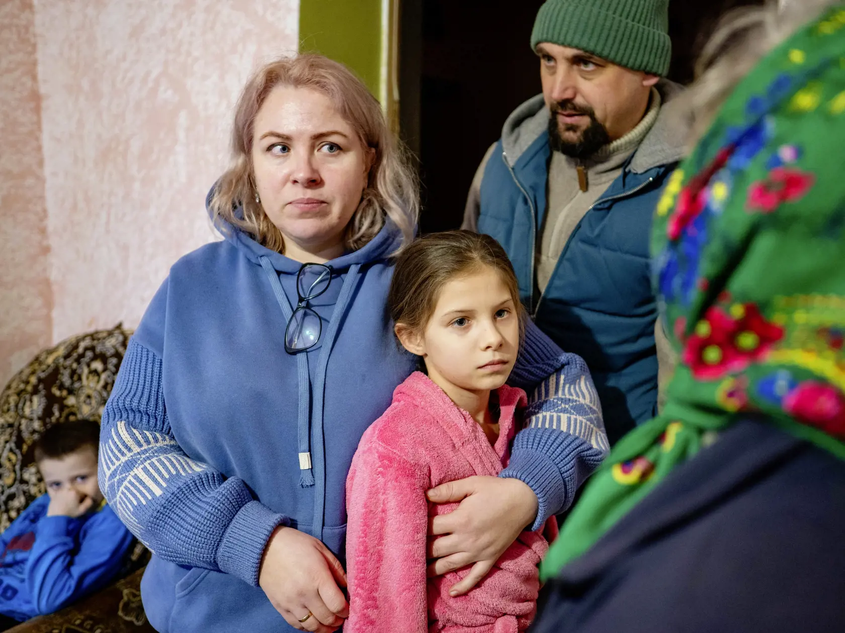 V zložitej situácii. Inna Golubeva objíma malú Milanu, o ktorú sa po smrti mamy stará babka.