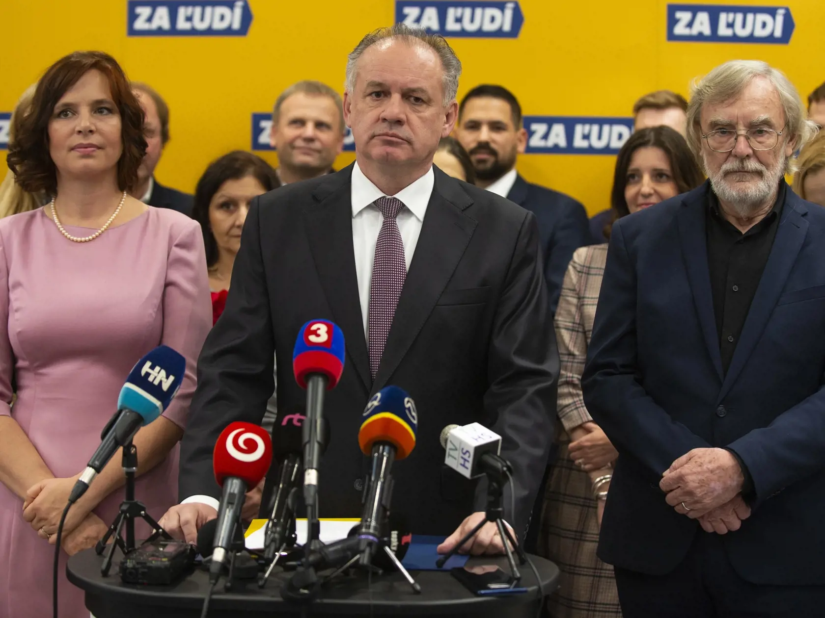Na snímke vtedajší predseda strany Za ľudí Andrej Kiska počas tlačovej konferencie strany
