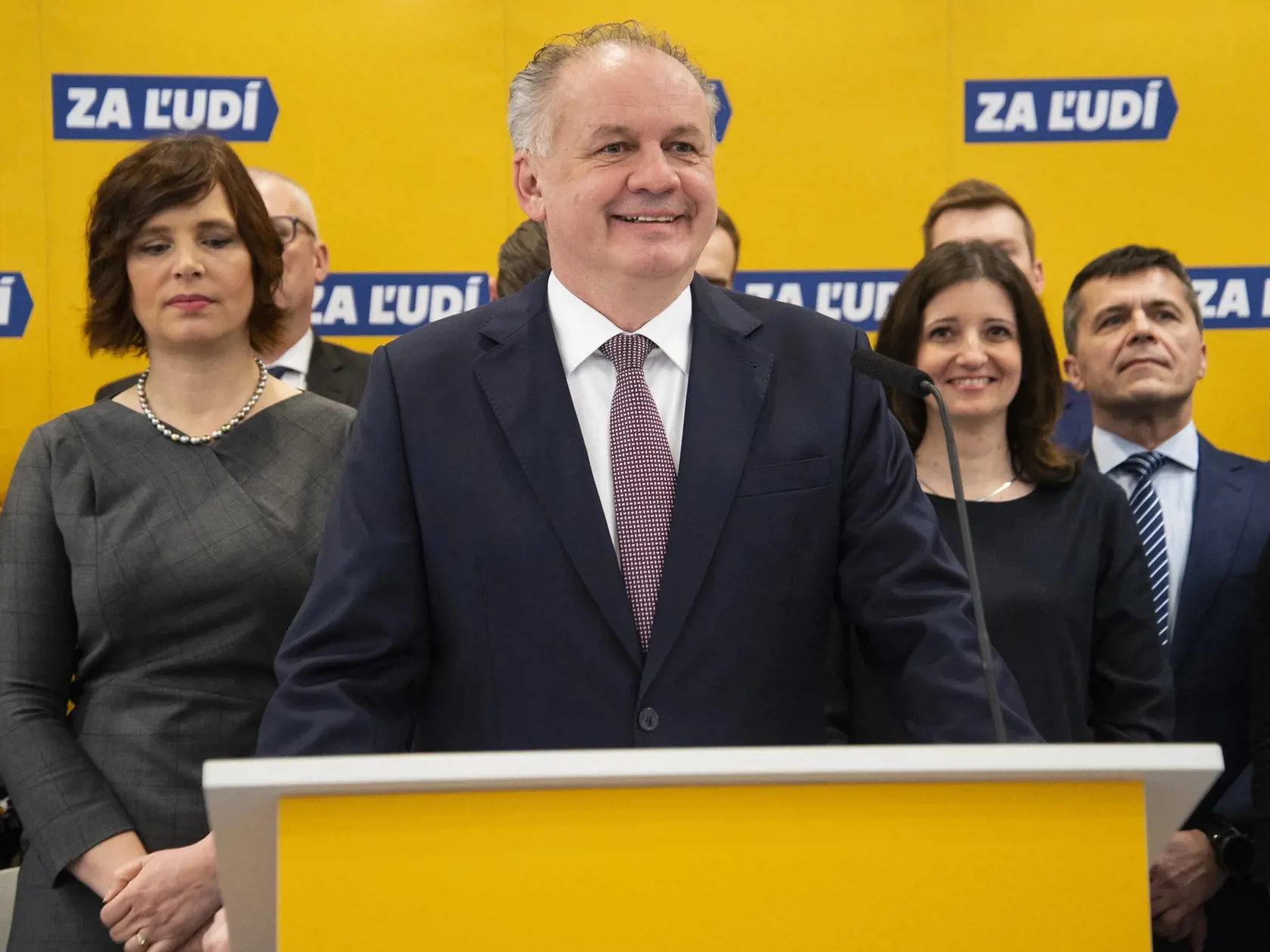Na snímke vtedajší predseda strany Za ľudí Andrej Kiska počas tlačovej konferencie strany