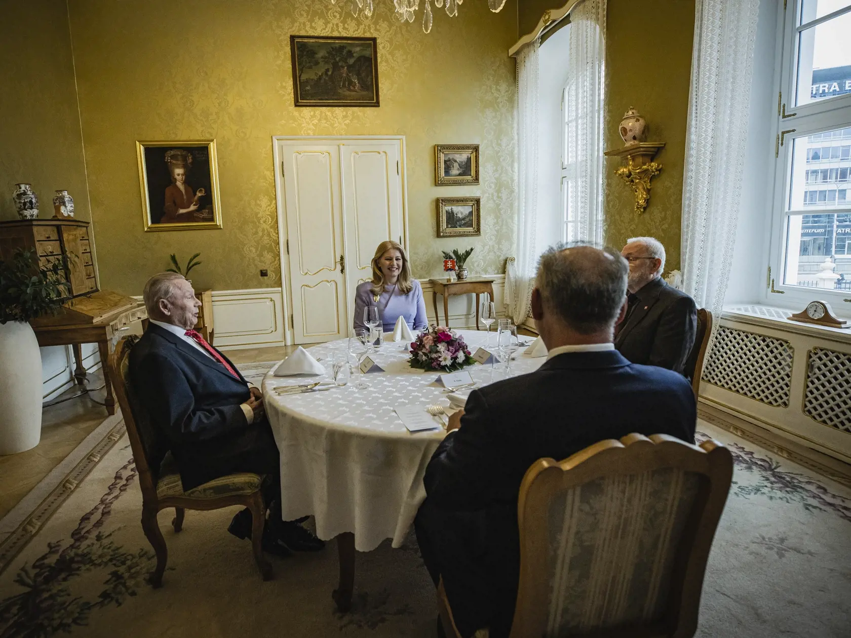 V Prezidentskom paláci sa uskutočnil tradičný novoročný obed prezidentky SR Zuzany Čaputovej s bývalými prezidentmi SR Rudolfom Schusterom, Ivanom Gašparovičom a Andrejom Kiskom.Bývalí prezidenti sa s prezidentkou Zuzanou Čaputovou naposledy stretli na novoročnom obede v roku 2020. V ďalších rokoch sa ich spoločný obed neuskutočnil pre pandémiu koronavírusu. Na snímke Zuzana Čaputová, Rudolf Schuster, Ivan Gašparovič a Andrej Kiska.