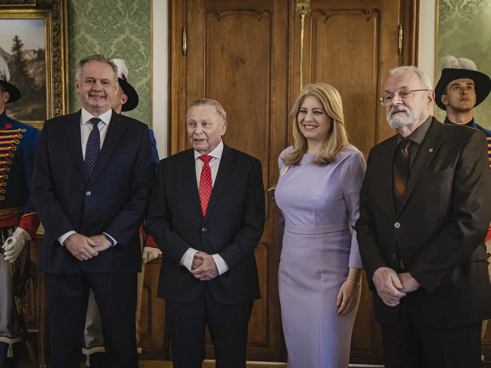 V Prezidentskom paláci sa uskutočnil tradičný novoročný obed prezidentky SR Zuzany Čaputovej s bývalými prezidentmi SR Rudolfom Schusterom, Ivanom Gašparovičom a Andrejom Kiskom.Bývalí prezidenti sa s prezidentkou Zuzanou Čaputovou naposledy stretli na novoročnom obede v roku 2020. V ďalších rokoch sa ich spoločný obed neuskutočnil pre pandémiu koronavírusu. Na snímke Zuzana Čaputová, Rudolf Schuster, Ivan Gašparovič a Andrej Kiska.