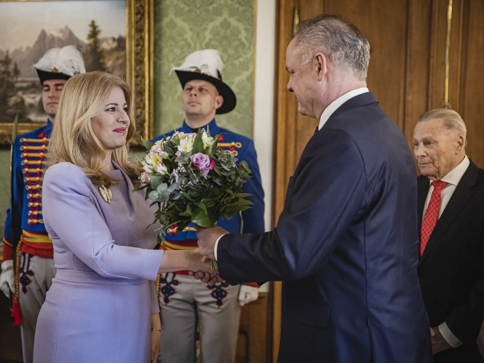 V Prezidentskom paláci sa uskutočnil tradičný novoročný obed prezidentky SR Zuzany Čaputovej s bývalými prezidentmi SR Rudolfom Schusterom, Ivanom Gašparovičom a Andrejom Kiskom.Bývalí prezidenti sa s prezidentkou Zuzanou Čaputovou naposledy stretli na novoročnom obede v roku 2020. V ďalších rokoch sa ich spoločný obed neuskutočnil pre pandémiu koronavírusu. Na snímke Zuzana Čaputová a Andrej Kiska.