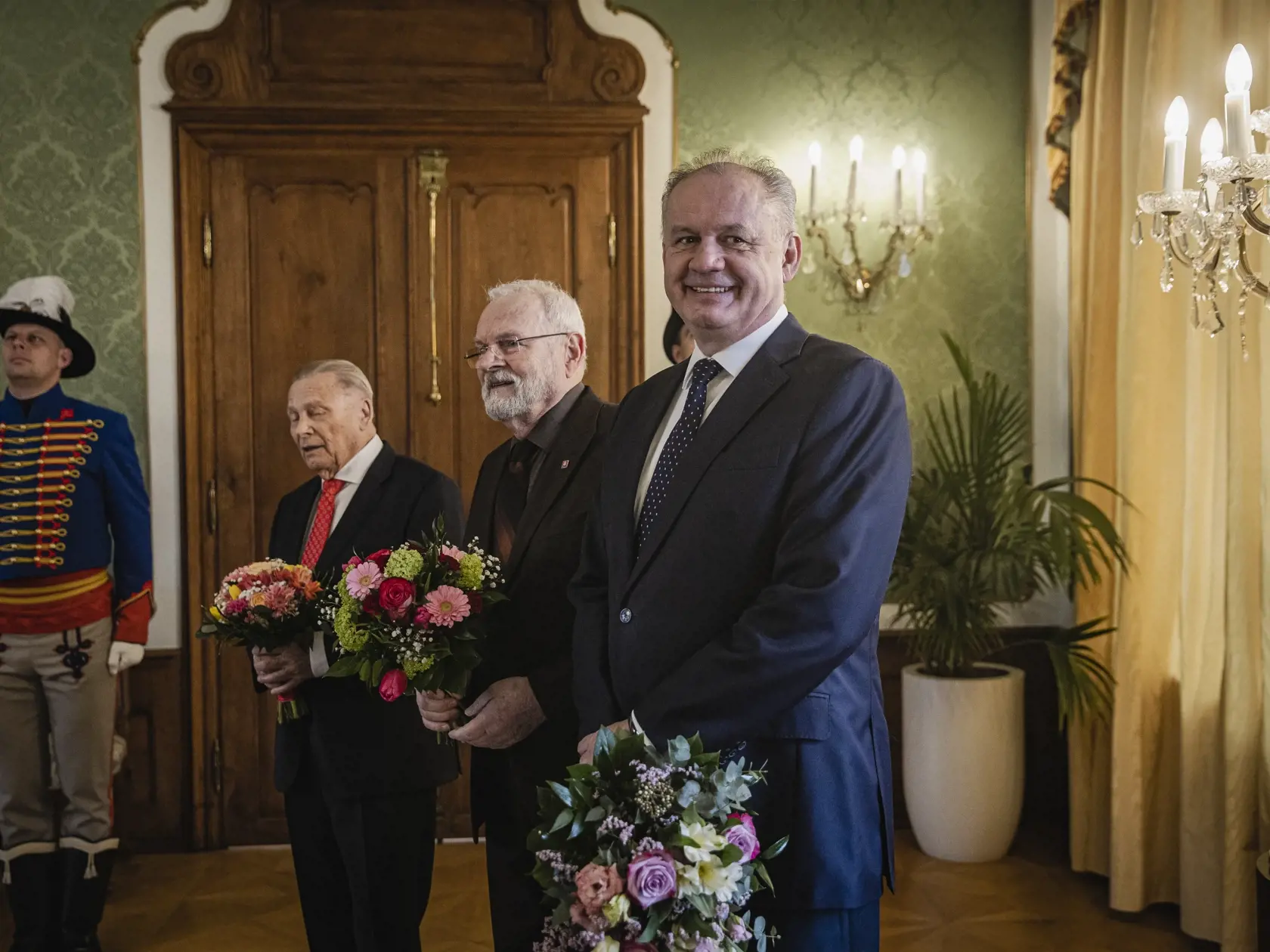 V Prezidentskom paláci sa uskutočnil tradičný novoročný obed prezidentky SR Zuzany Čaputovej s bývalými prezidentmi SR Rudolfom Schusterom, Ivanom Gašparovičom a Andrejom Kiskom.Bývalí prezidenti sa s prezidentkou Zuzanou Čaputovou naposledy stretli na novoročnom obede v roku 2020. V ďalších rokoch sa ich spoločný obed neuskutočnil pre pandémiu koronavírusu. Na snímke Rudolf Schuster, Ivan Gašparovič a Andrej Kiska.