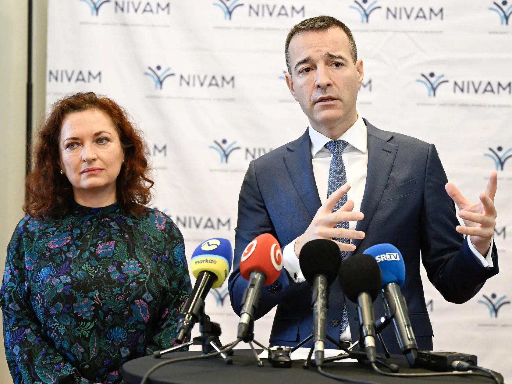 Na snímke vpravo minister školstva, výskumu, vývoja a mládeže SR Tomáš Drucker (Hlas-SD) a vľavo generálna riaditeľka Národného inštitútu vzdelávania a mládeže (NIVaM) Romana Kanovská  počas tlačovej konferencie 21. novembra 2024 v Bratislave. FOTO TASR - Pavel Neubauer


