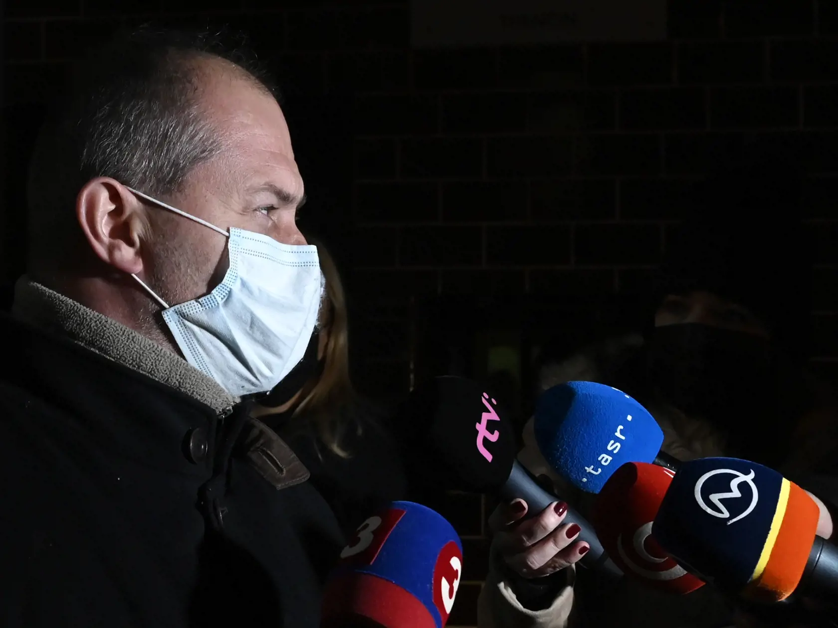 Člen vyšetrovacej komisie a poslanec NR SR Marian Kotleba (ĽSNS) hovorí k novinárom pred Nemocnicou pre obvinených a odsúdených v Trenčíne, kde prebiehala previerka špeciálnej komisie určenej na vyšetrovanie okolností samovraždy bývalého prezidenta Policajného zboru Milana Lučanského, 14. januára 2021 v Trenčíne. FOTO TASR - Radovan Stoklasa