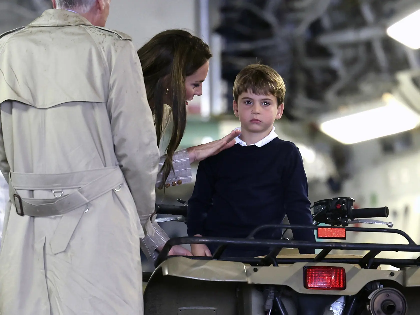 KK16 Fairford - Na snímke britská princezná Kate a jej syn - britský princ Louis počas návštevy medzinárodných leteckých dní Air Tatoo na leteckej základni v anglickom Fairforde 14. júla 2023. FOTO TASR/AP  
Britain's Kate, Princess of Wales, talks to Prince Louis of Wales during their visit to the Air Tattoo at RAF Fairford in Fairford, England, July 14, 2023. (Chris Jackson/Pool via AP)