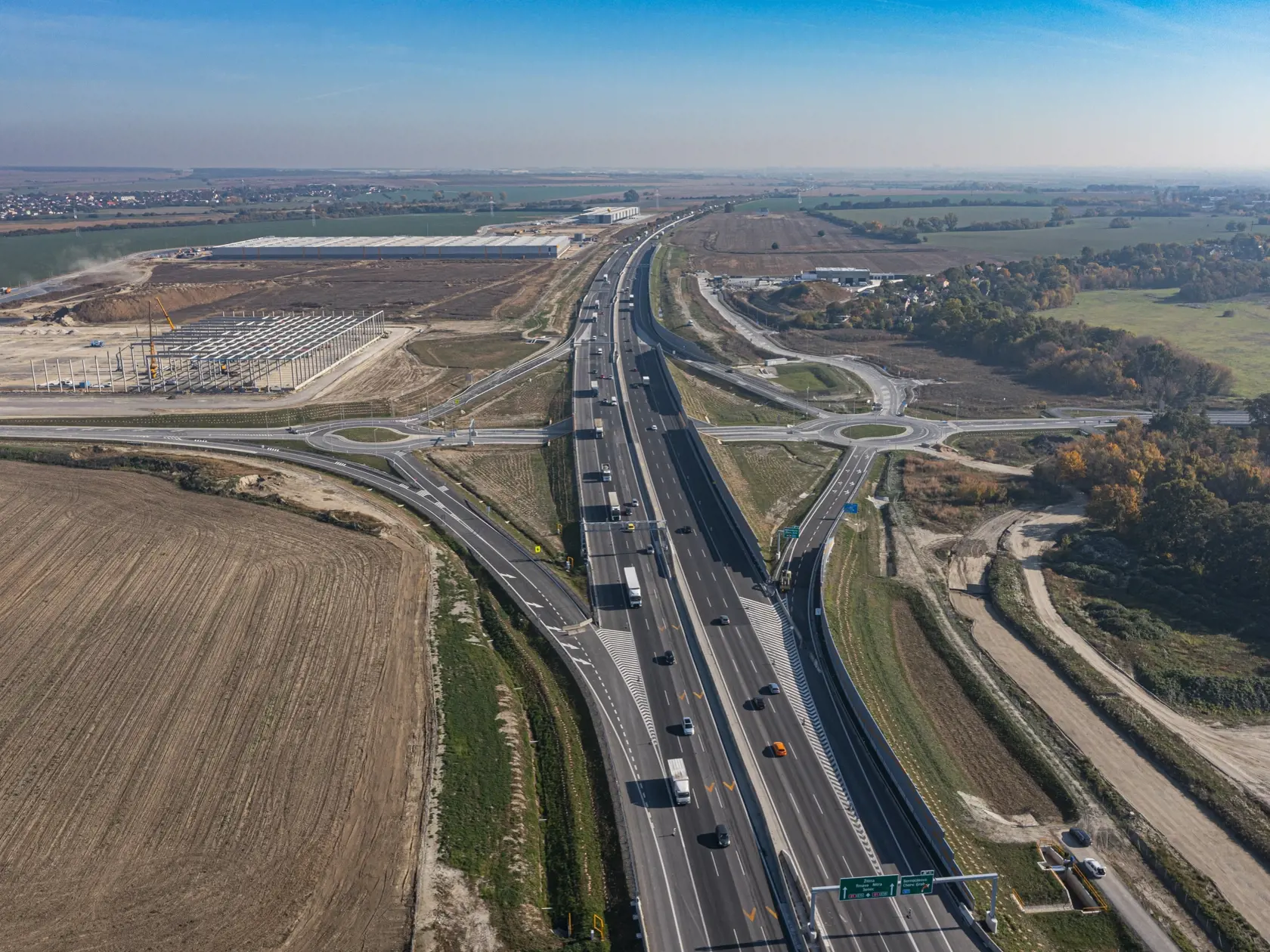Na snímke z dronu križovatka Triblavina pri Bratislave 27. októbra 2021.