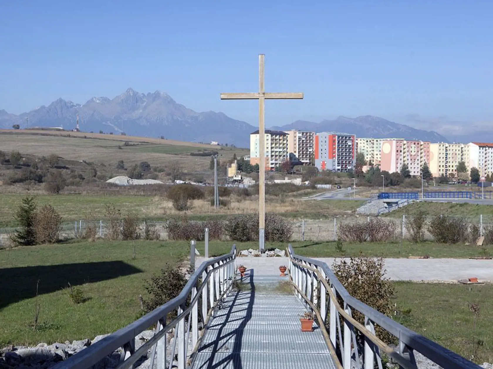 Poslanec Kuffa šéfoval v minulosti hospicu v Ľubici. Pred ním je kríž, ktorý pri pohľade od dverí budovy rozdeľuje Vysoké Tatry a Belianske Tatry.