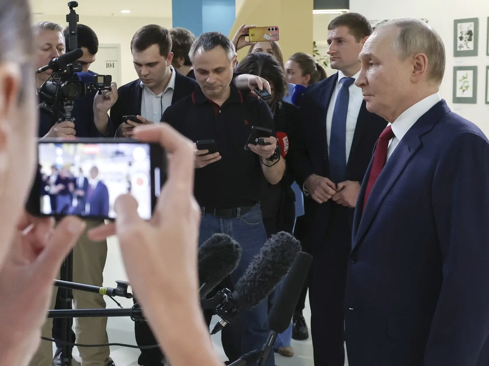 Ruský prezident Vladimir Putin (vpravo) informuje novinárov o telefonáte s  americkým prezidentom Donaldom Trumpom na predmestí Soči v pondelok 19. mája 2025. Telefonát trval viac než dve hodiny. Šéf Kremľa ho označil za úprimný, informatívny a užitočný.