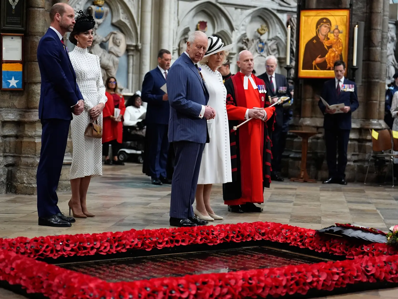 JB 32 Londýn - Britský kráľ Karol III. (uprostred), kráľovná Kamila (druhá sprava), britský princ William (vľavo) a Kate, britská princezná z Walesu (druhá zľava) počas ďakovnej bohoslužby vo Westminsterskom opátstve v Londýne 8. mája 2025 pri príležitosti osláv Dňa oslobodenia. Británia si vo štvrtok pripomenula 80. výročie oslobodenia spojeneckými vojskami spod okupácie nacistickým Nemeckom. FOTO TASR/AP

Britain's Prince William, Kate, Princess of Wales, King Charles III and Queen Camilla attend a Service of Thanksgiving at Westminster Abbey on V-E Day in London, Thursday, May 8, 2025. (Jordan Pettitt/Pool Photo via AP)