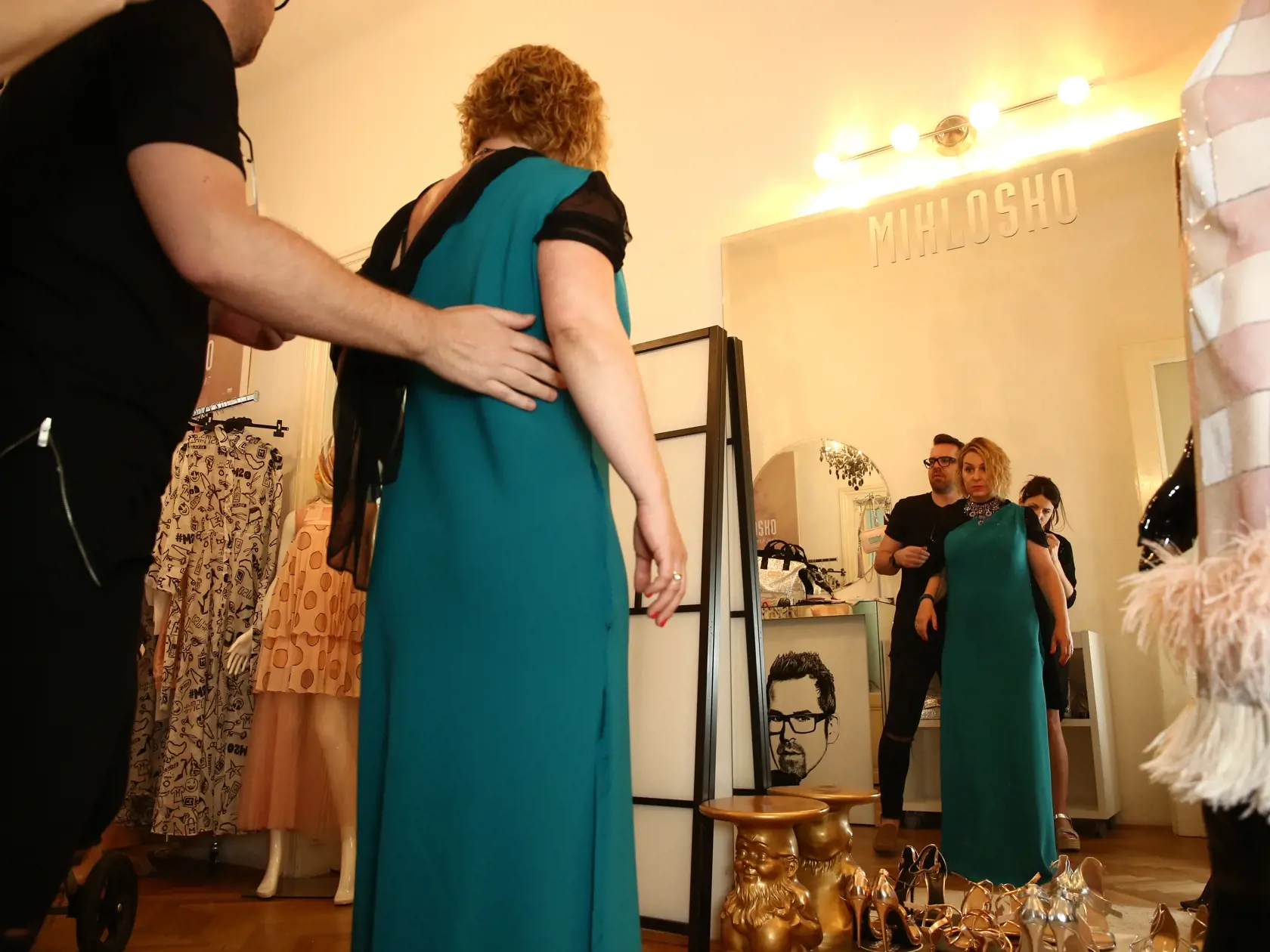 fero miklosko a wanda hrycová pri príprave slavnostných šiat na mieru po jej tretom pôrode, pri príležitosti - učasti na filmovom festiva v karlových varoch...

