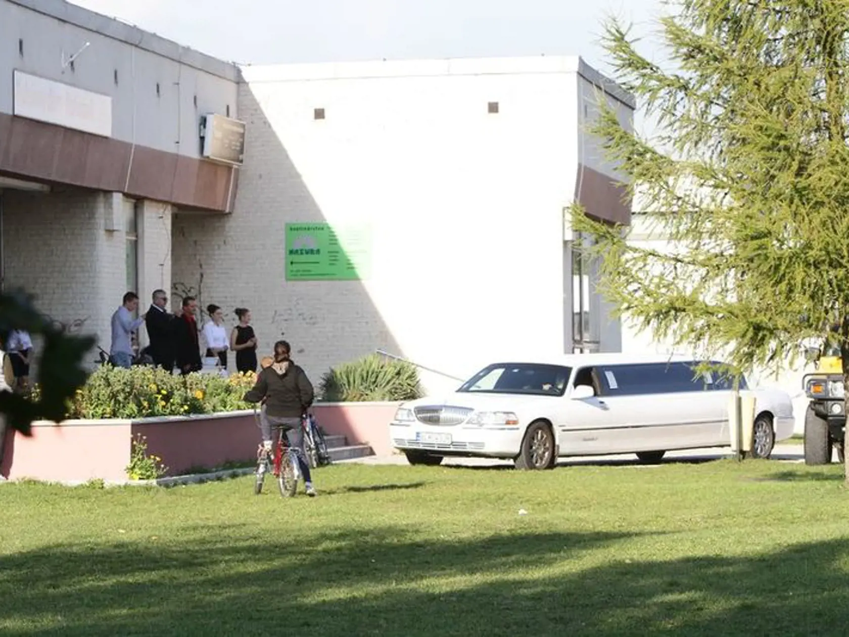 Luxusná limuzína sa pred kulturákom vynímala.
