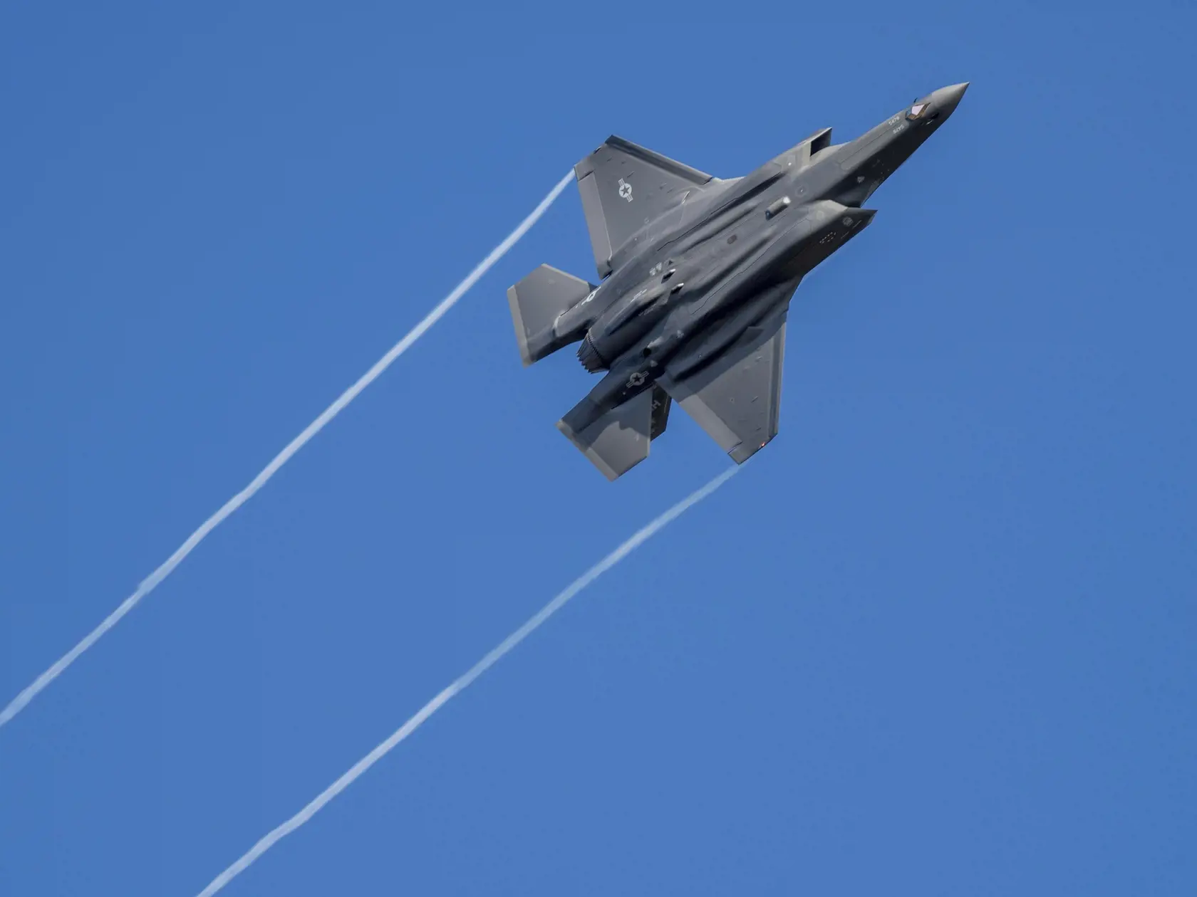 EBE 3 Spangdahlem - Americká stíhačka F-35 letí nad pohorím Eifel neďaleko nemeckého Spangdahlemu v stredu 23. februára 2022. Ozbrojené sily USA pred niekoľkými dňami presunuli stíhačky typu stealth na leteckú základňu Spangdahlem. Lietadlo, ktoré postavila americká spoločnosť Lockheed-Martin, je považované za najmodernejšie stíhacie lietadlo na svete. FOTO TASR/AP
A U.S. F-35 fighter jet flies over the Eifel Mountains near Spangdahlem, Germany, Wednesday, Feb. 23, 2022. The U.S. Armed Forces m