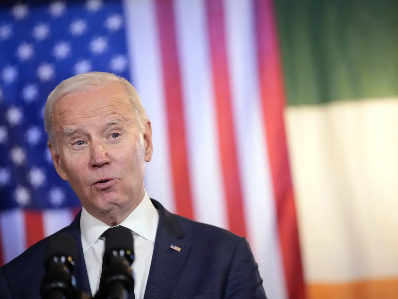 KK11 Dundalk - Americký prezident Joe Biden počas príhovoru v bare Windsor počas jeho návštevy v írskom meste Dundalk 12. apríla 2023. Biden je na trojdňovej návšteve Írska. FOTO TASR/AP
President Joe Biden speaks at the Windsor Bar and Restaurant in Dundalk, Ireland, Wednesday, April 12, 2023. (AP Photo/Patrick Semansky)