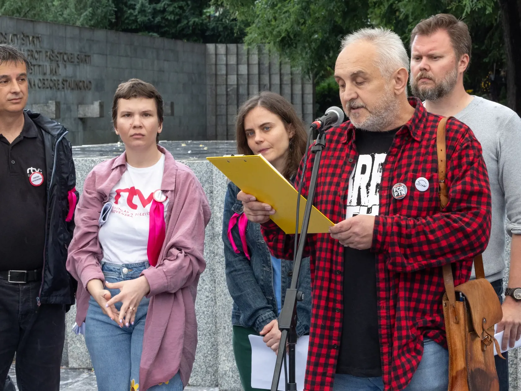 Štrajk nespokojných zamestnancov a spolupracovníkov RTVS, cieľom ktorého je stiahnutie sporného návrhu zákona o STVR. Dav sa presunul z budovy Slovenského rozhlasu na Mýtnej ulici pred Úrad vlády a následne pred budovu Ministerstva kultúry na Námestí SNP, kde prebehol príhovor členov štrajkového výboru a pozvaných hostí. Na snímke je pán Tibor Novotka.