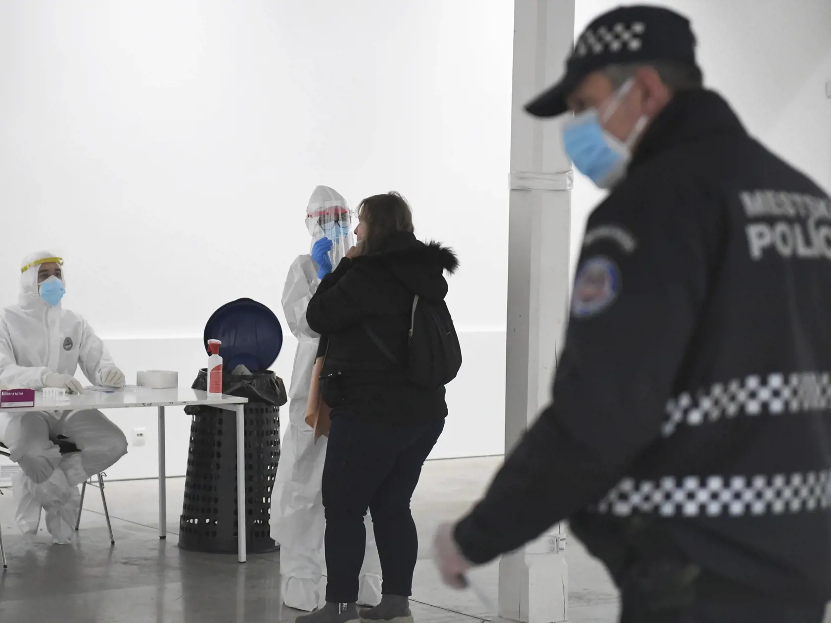Plošné testovanie na ochorenie COVID-19 pokračovalo v Košiciach 11. januára 2021. Na snímke testovanie v Kulturparku. FOTO TASR – František Iván