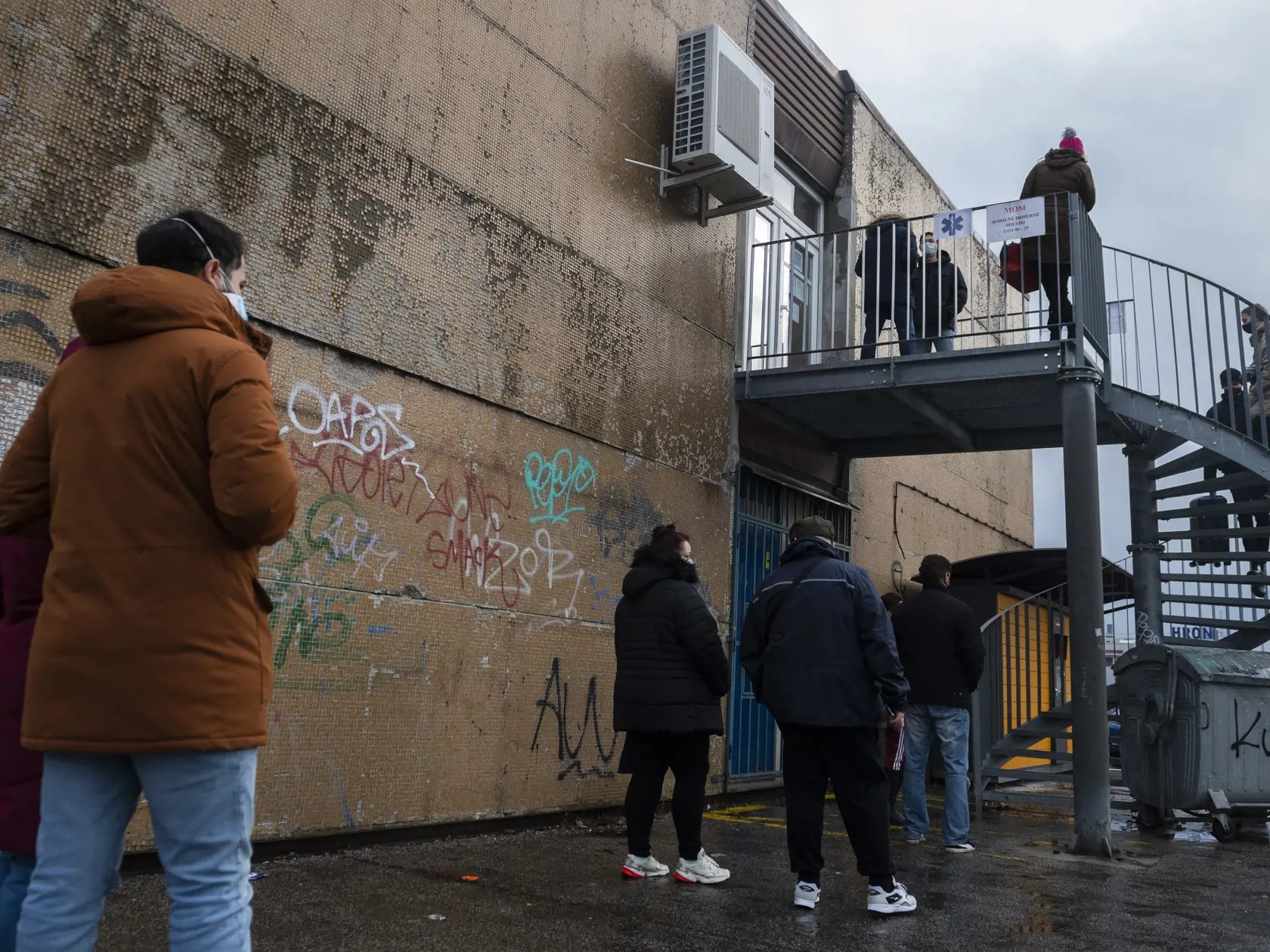 Na snímke ľudia čakajú na testovanie v mobilnom odberovom mieste na Čiernovodskej ulici v Bratislave 30. decembra 2020. FOTO TASR - Jaroslav Novák