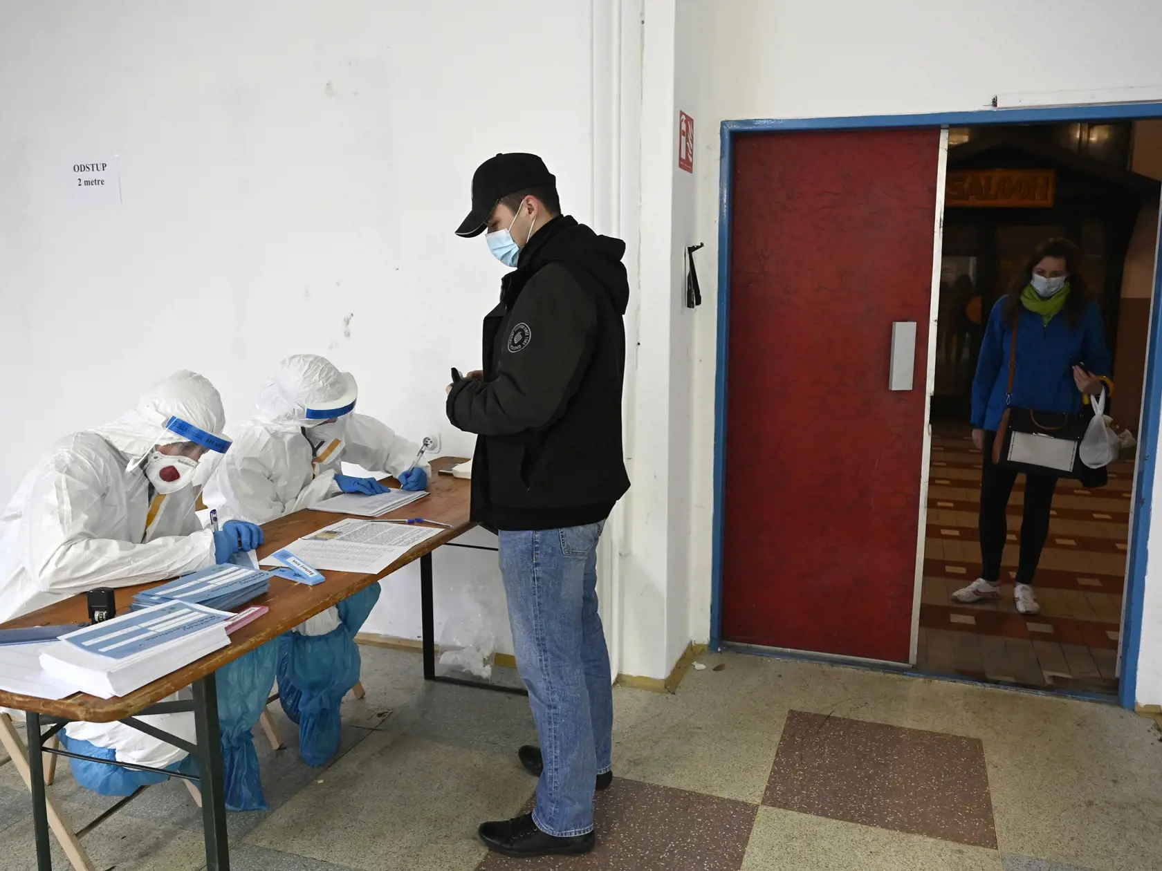 Obyvateľ prichádza na testovanie do odberného miesta v centre Púchova 9. januára 2021. Počas víkendu 9. a 10. januára 2021 čaká Púchovčanov a obyvateľov ďalších deviatich obcí okresu celoplošné antigénové testovanie na nový koronavírus. FOTO TASR - Radovan Stoklasa