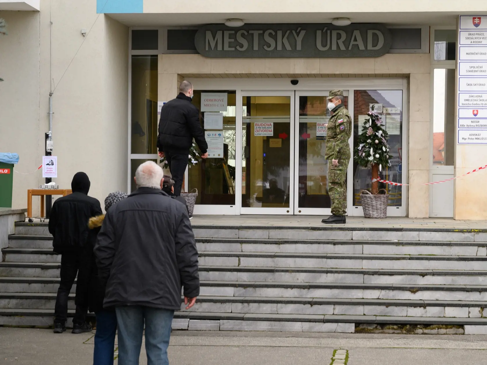 Vo Vrábľoch v Nitrianskom okrese je počas víkendového plošného testovania na ochorenie COVID-19 zriadených deväť odberových miest. Mesto na nich umožnilo testovanie aj ľuďom z iných obcí a miest. Na snímke odberné miesto na Mestskom úrade vo Vrábľoch 10. januára 2021. FOTO TASR - Henrich Mišovič